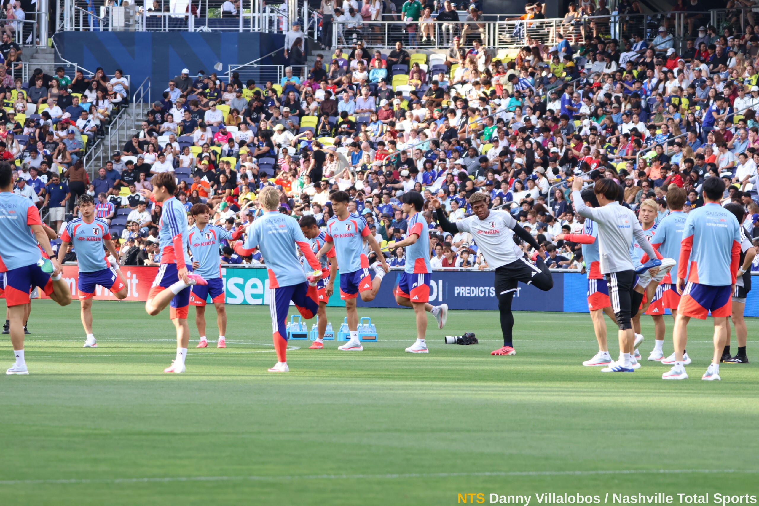Círculo de activación y ejercicios de equilibrio de la selección de Japón en GEODIS Park Nashville
