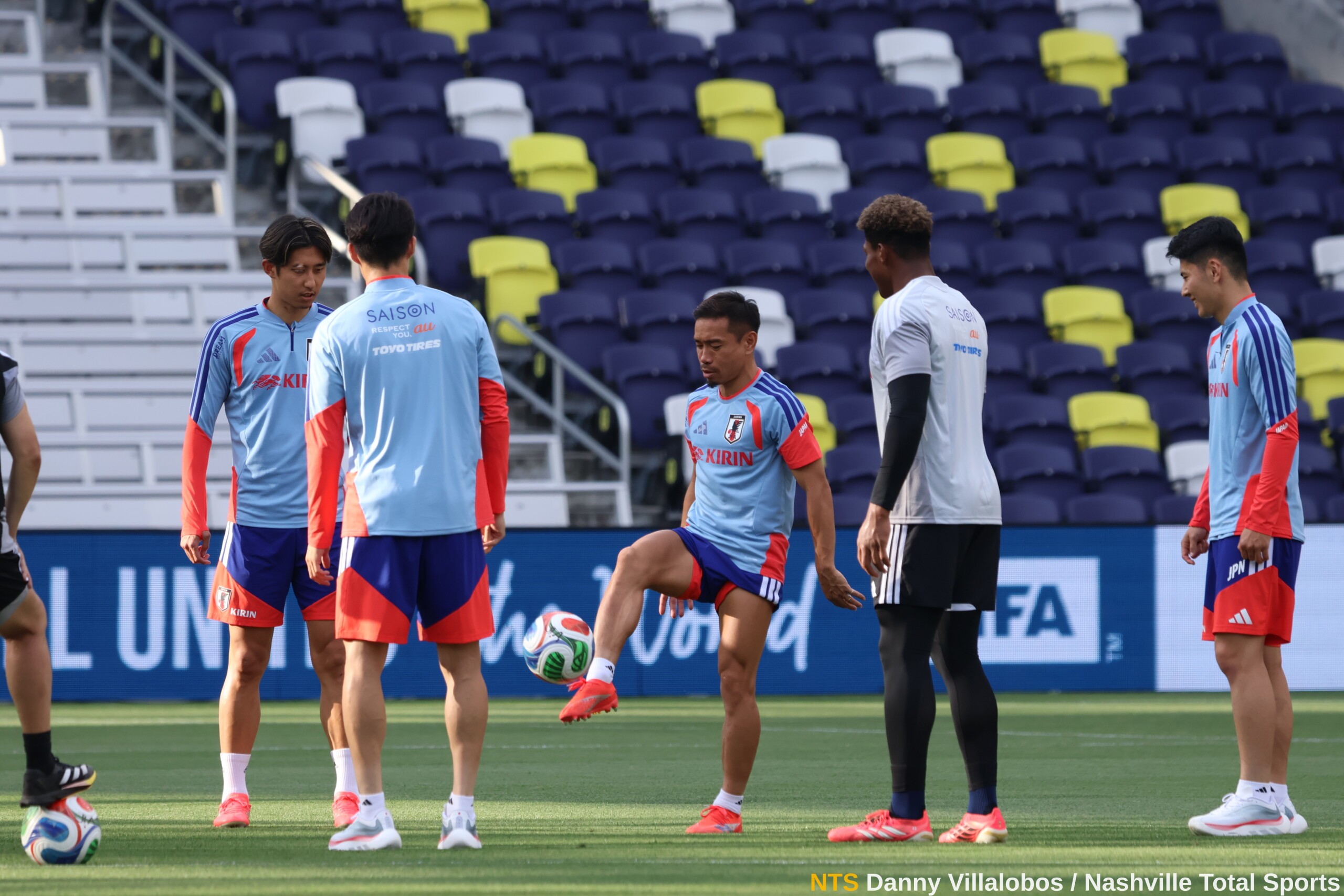 Yuto Nagatomo controla el balón en el aire durante un rondo de la selección de Japón en GEODIS Park