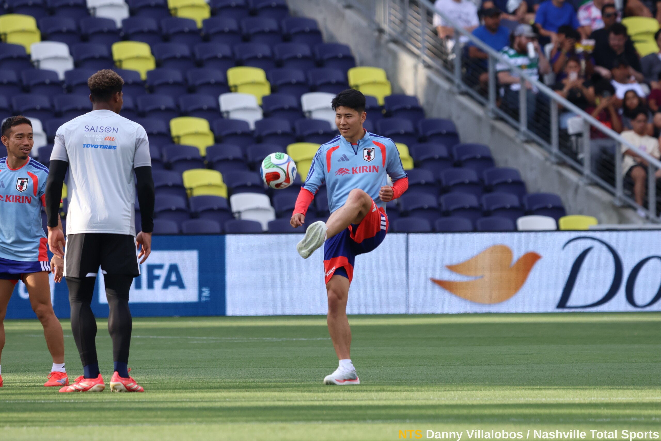 Kaoru Mitoma hace malabares con el balón ante Zion Suzuki y Yuto Nagatomo en el entrenamiento de Japón en Nashville