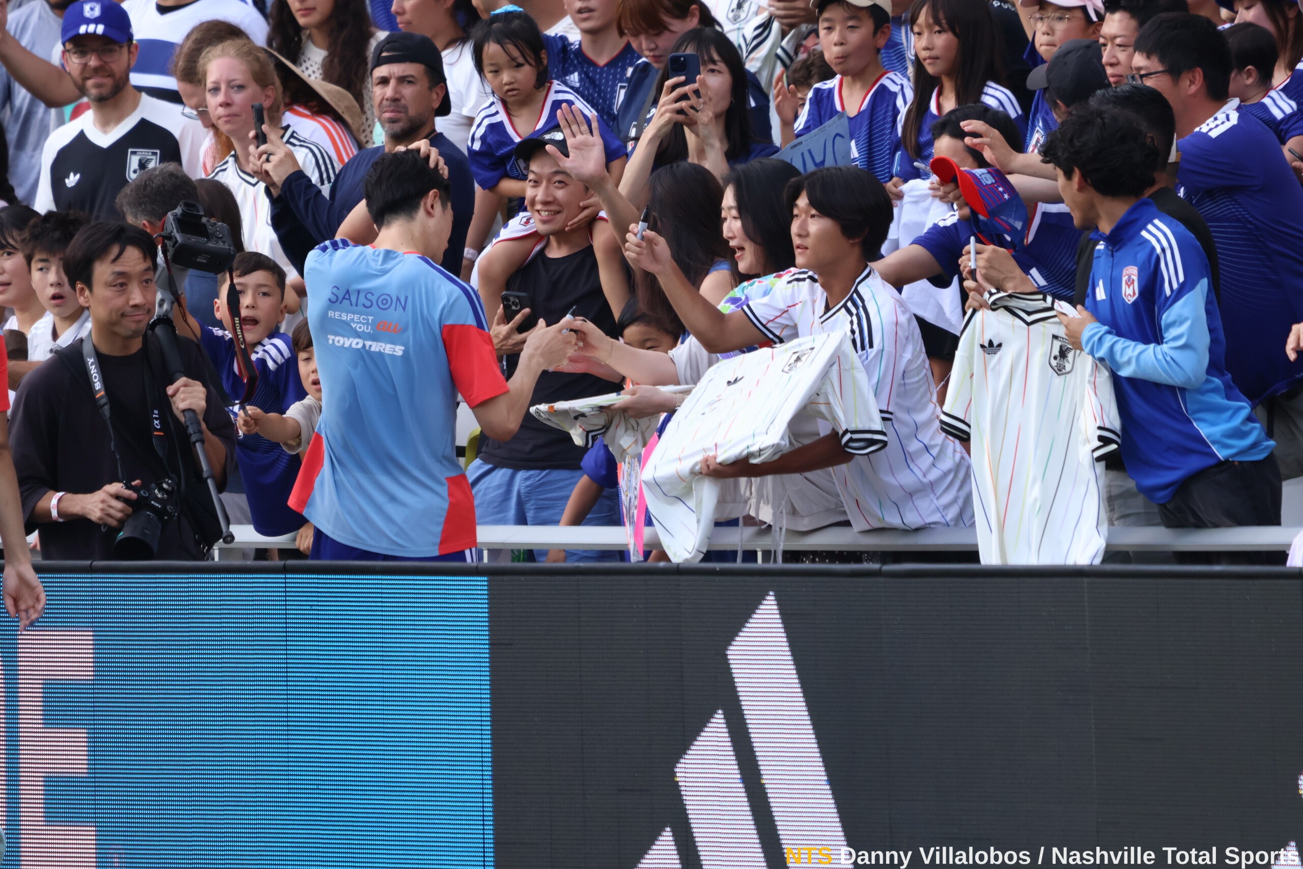 Jugador de la selección de Japón firma autógrafos a los aficionados en las gradas de GEODIS Park Nashville