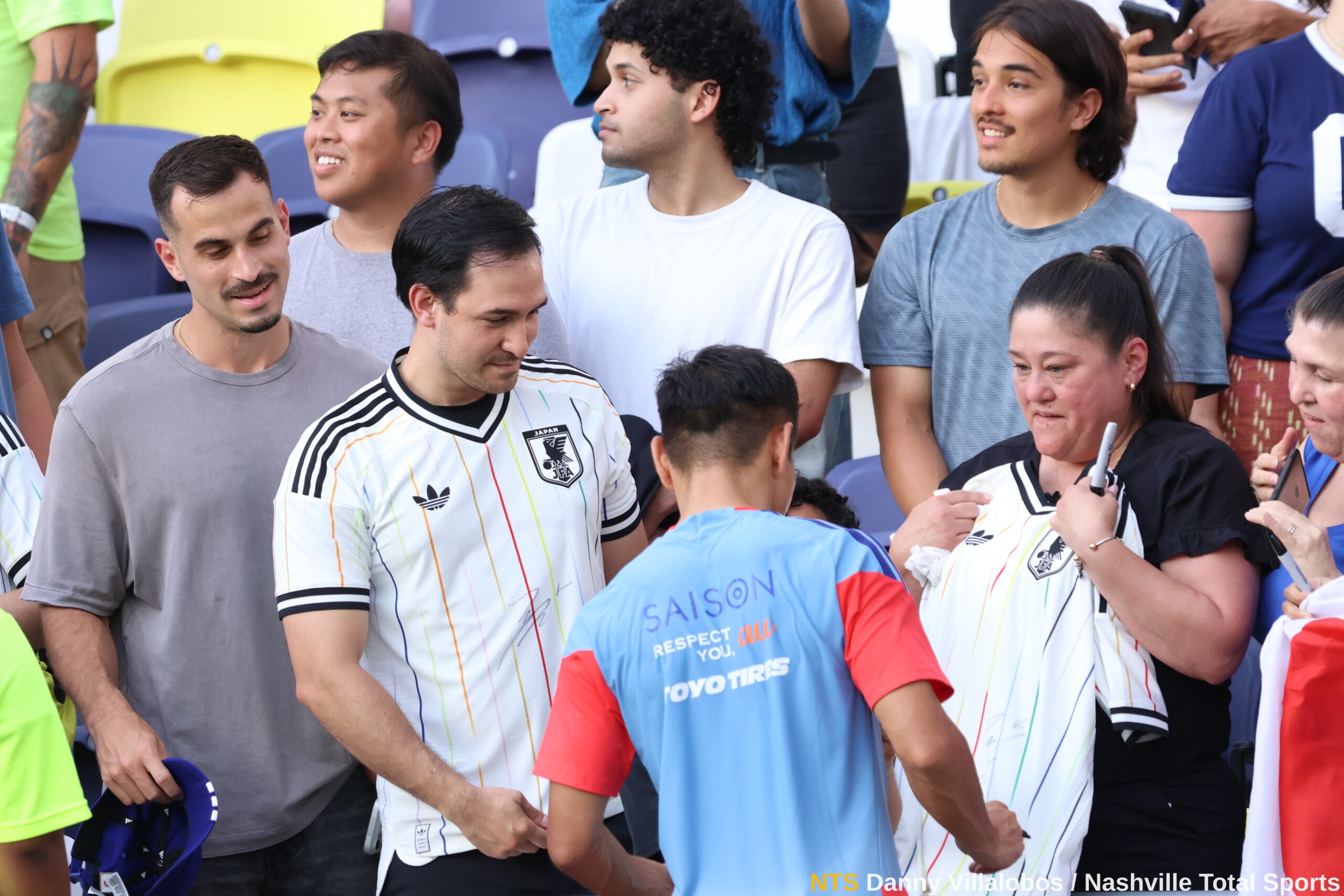 Familias de Nashville reciben autógrafos de un jugador de la selección de Japón en las gradas de GEODIS Park