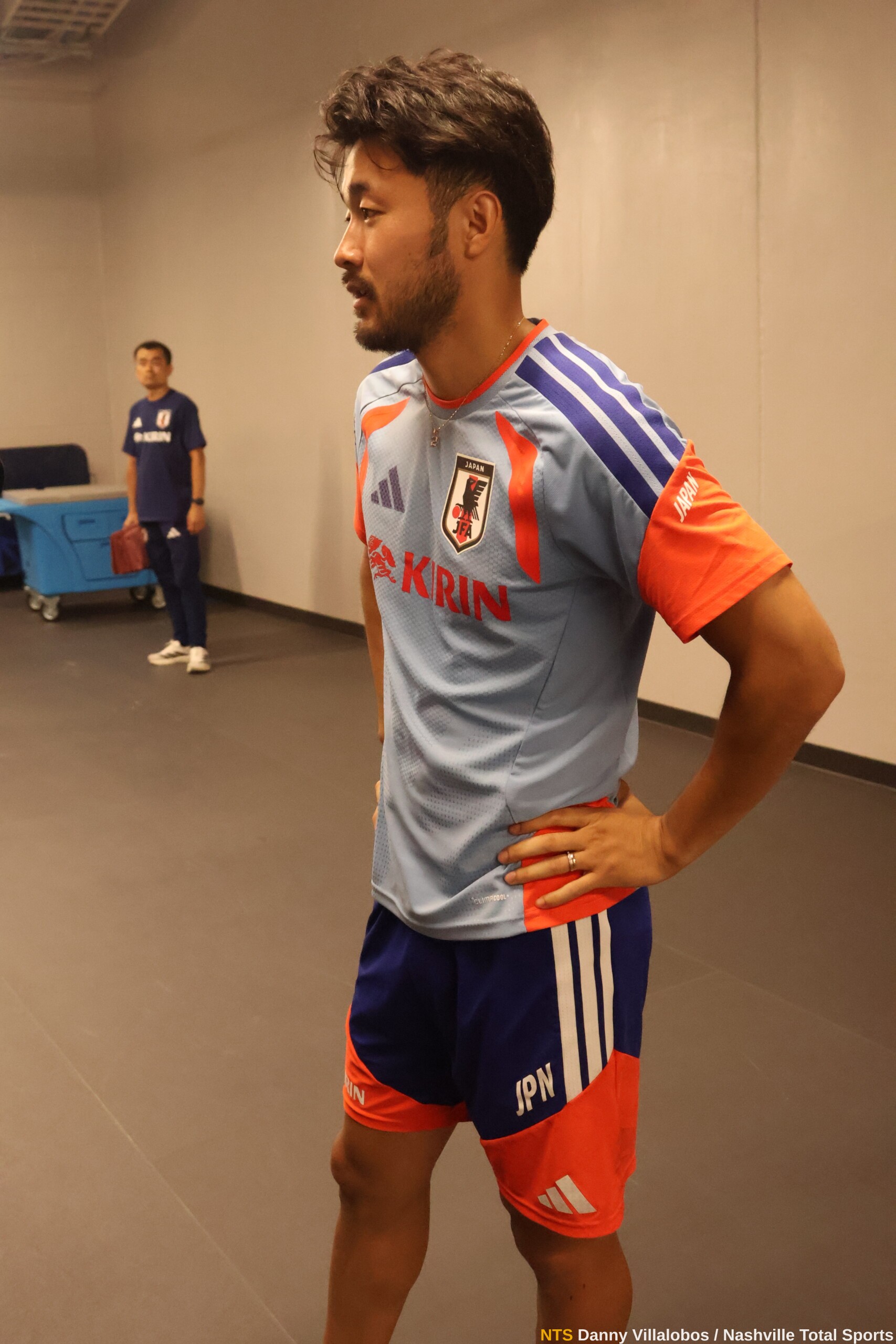 Kaoru Mitoma atiende a los medios en la zona mixta de GEODIS Park tras el entrenamiento de Japón