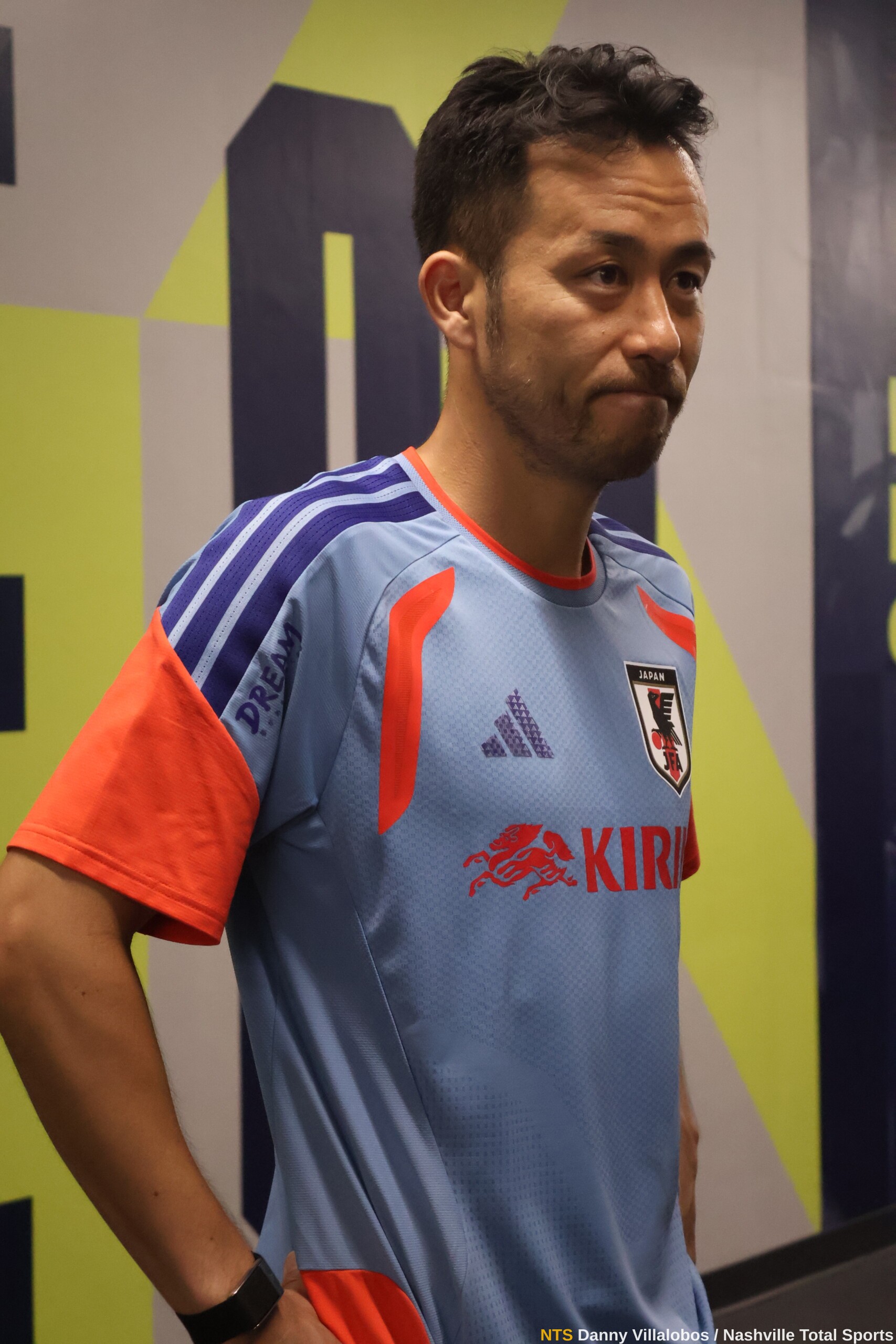 Maya Yoshida con gesto serio en la zona mixta de GEODIS Park tras el entrenamiento de la selección de Japón