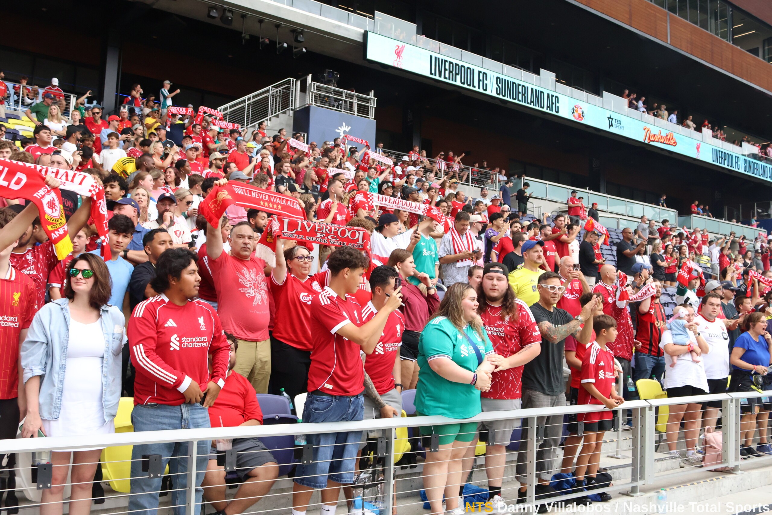 Ambiente de la afición con bufandas antes del partido