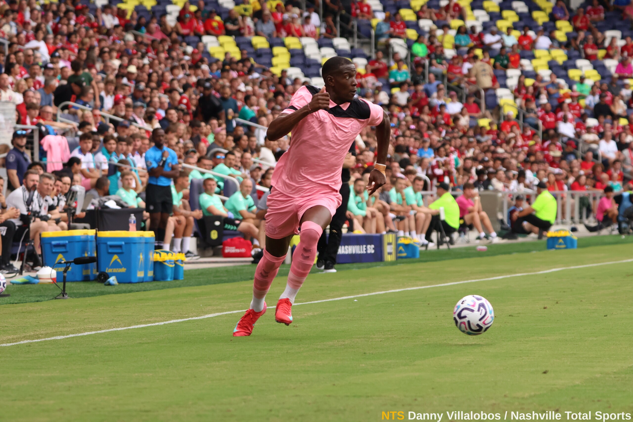Nordi Mukiele avanza en solitario junto a las vallas de Nashville SC