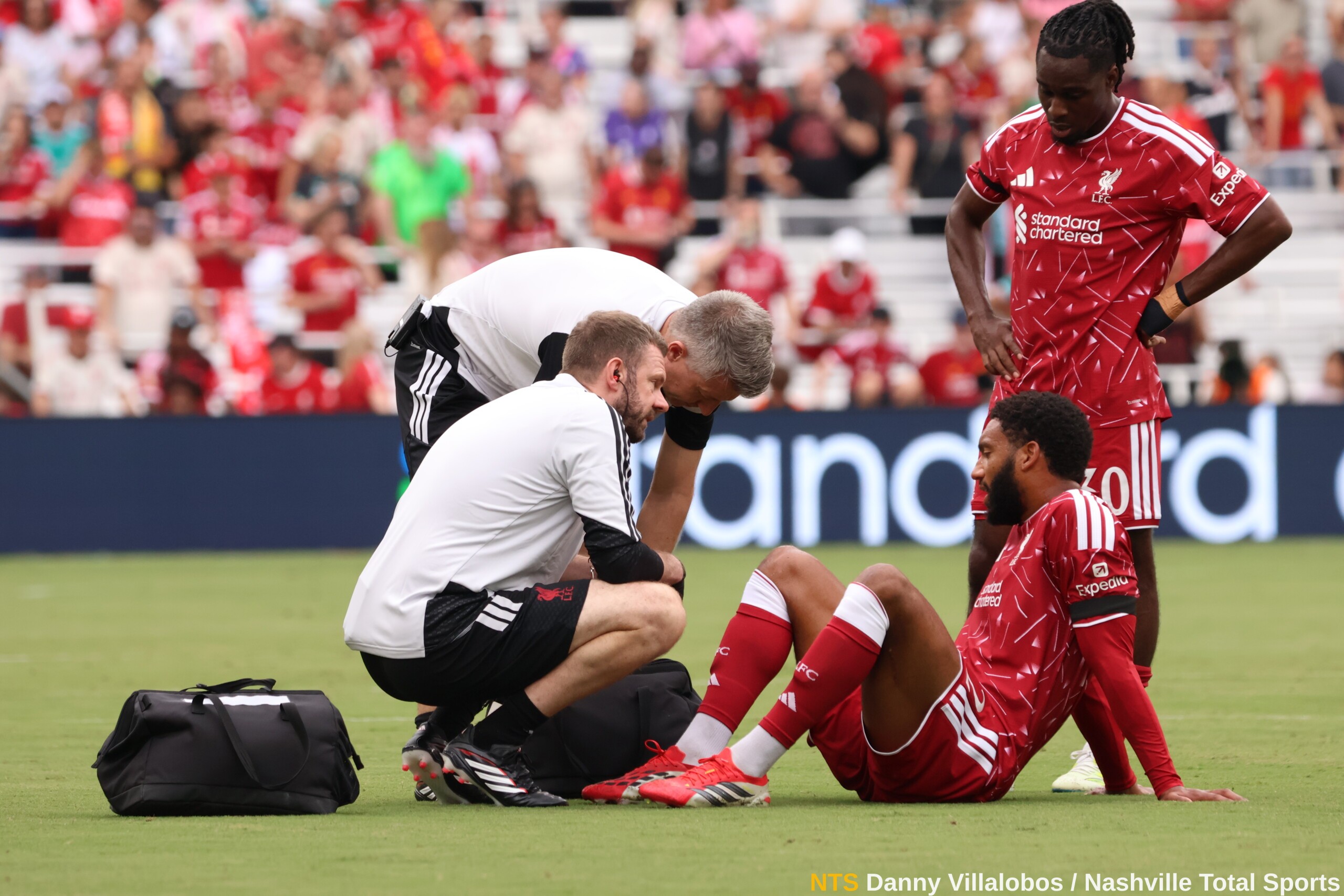 Personal médico de Liverpool atiende a Joe Gómez tras su lesión