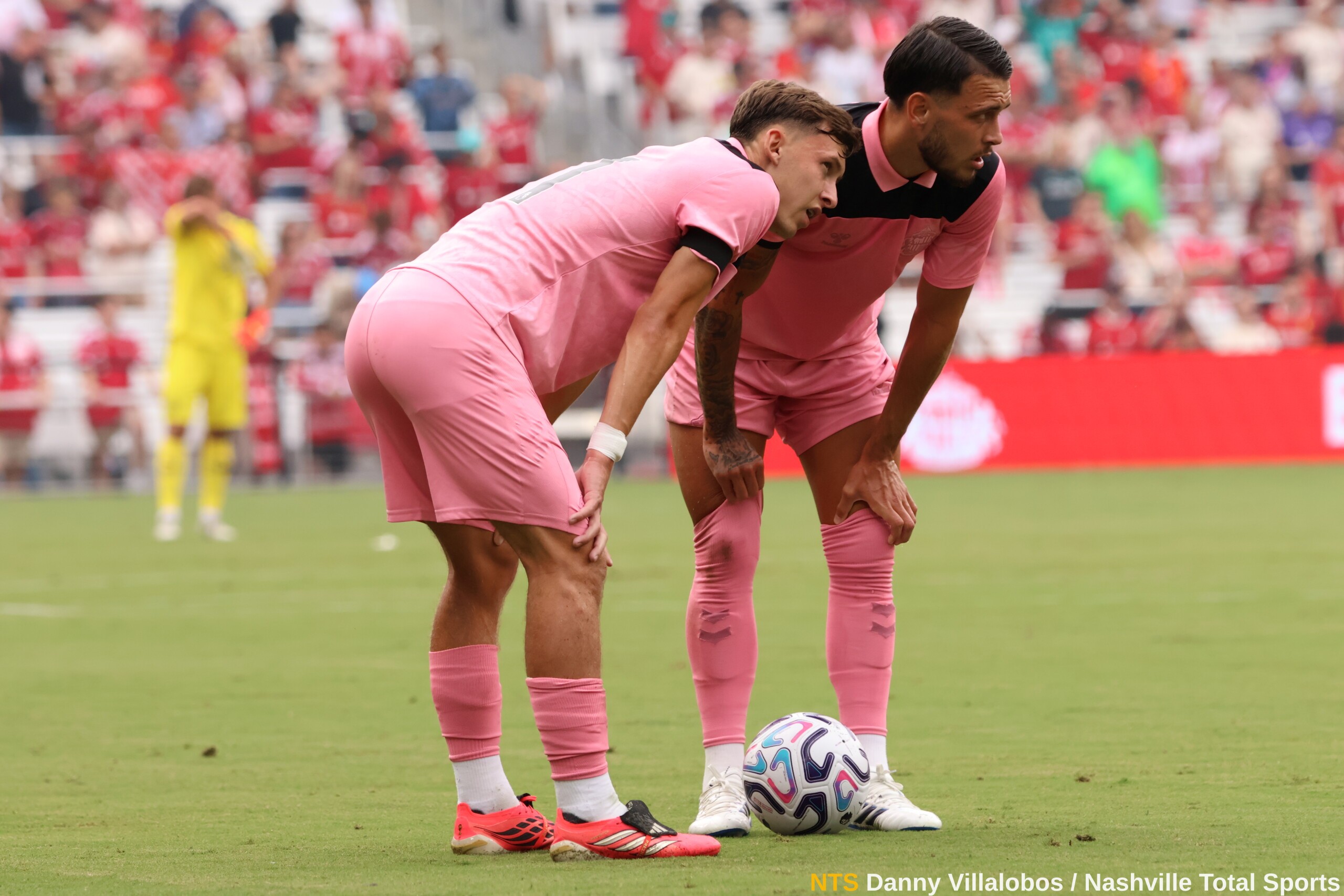 Chris Rigg y Enzo Le Fée, de Sunderland, se preparan para un tiro libre