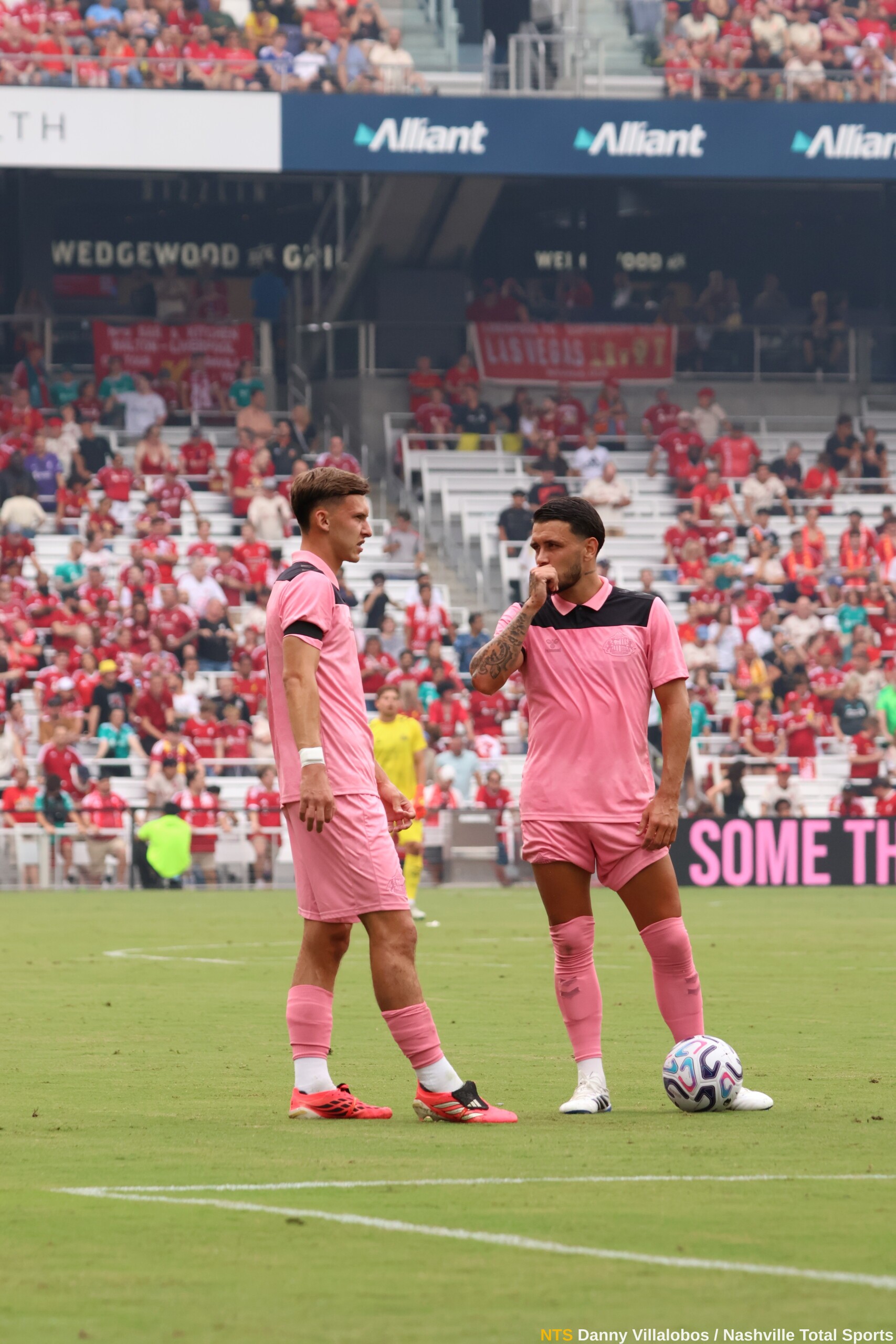 Chris Rigg y Luke O'Nien, de Sunderland, conversan en la cancha