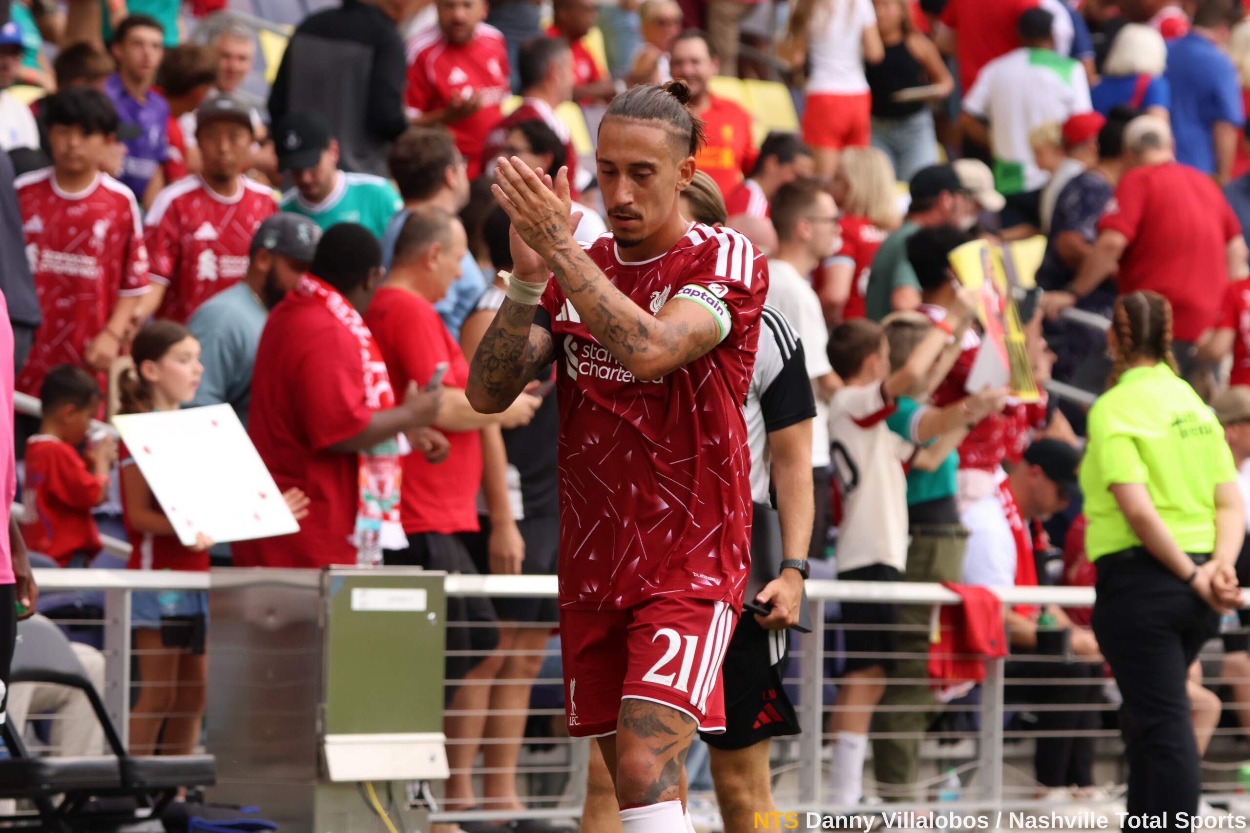 Kostas Tsimikas aplaude a la afición