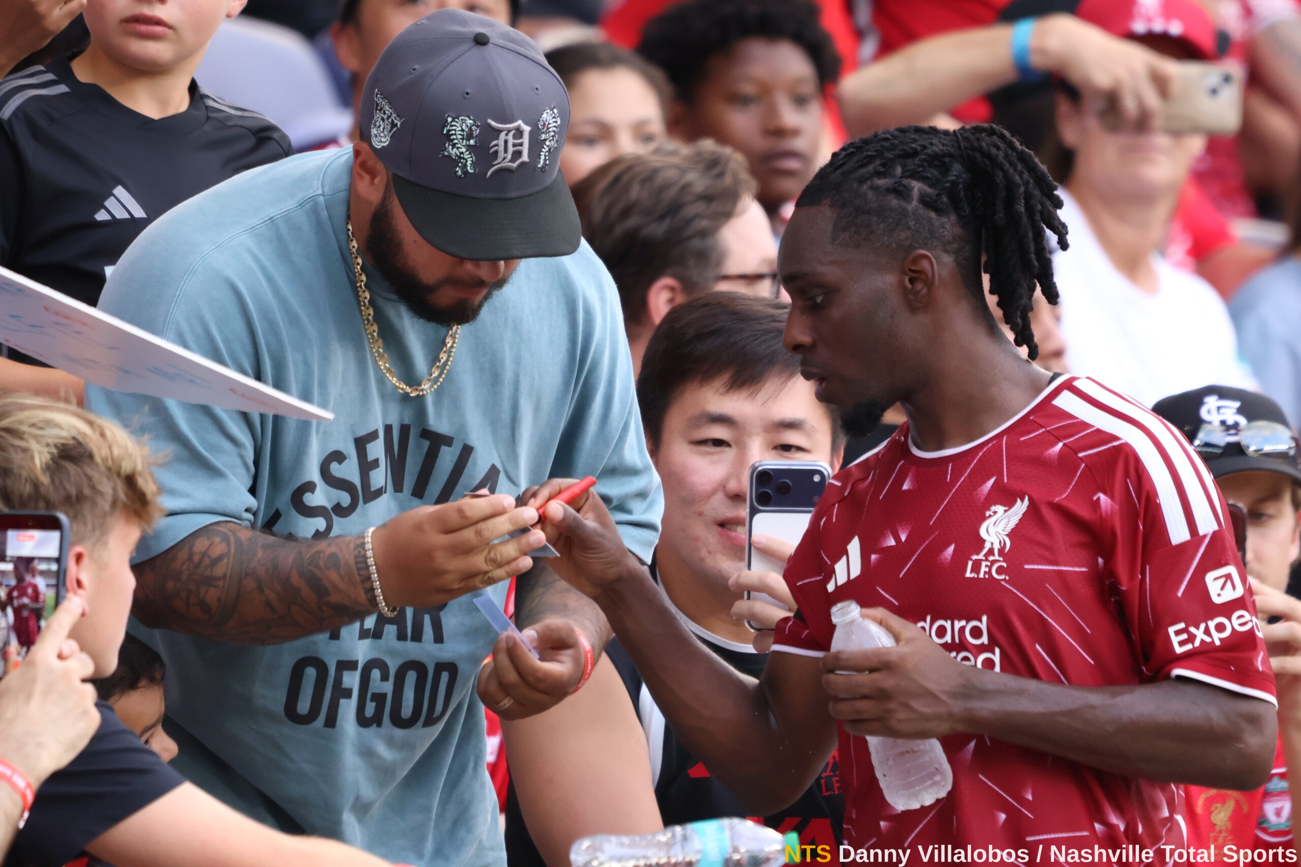 Jeremie Frimpong firma un autógrafo a un aficionado