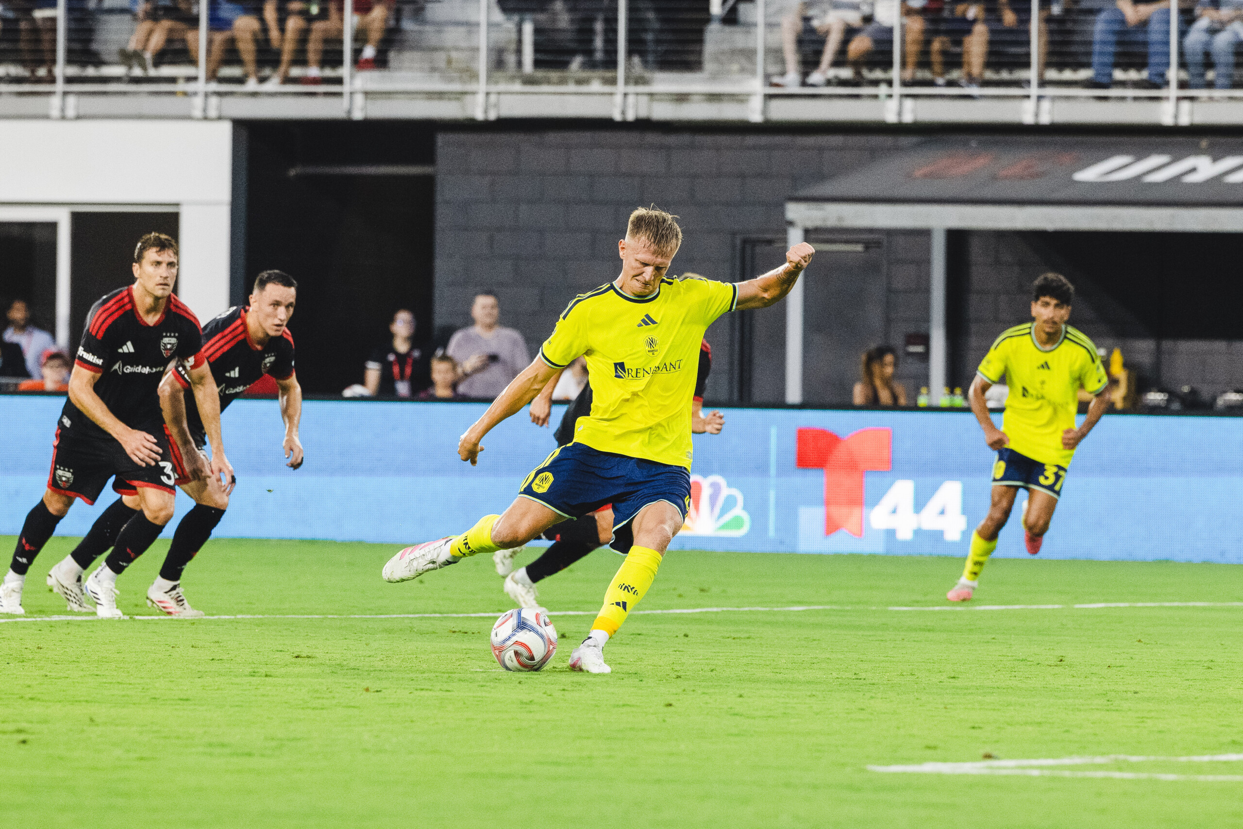 Sam Surridge convierte el penal ante D.C. United