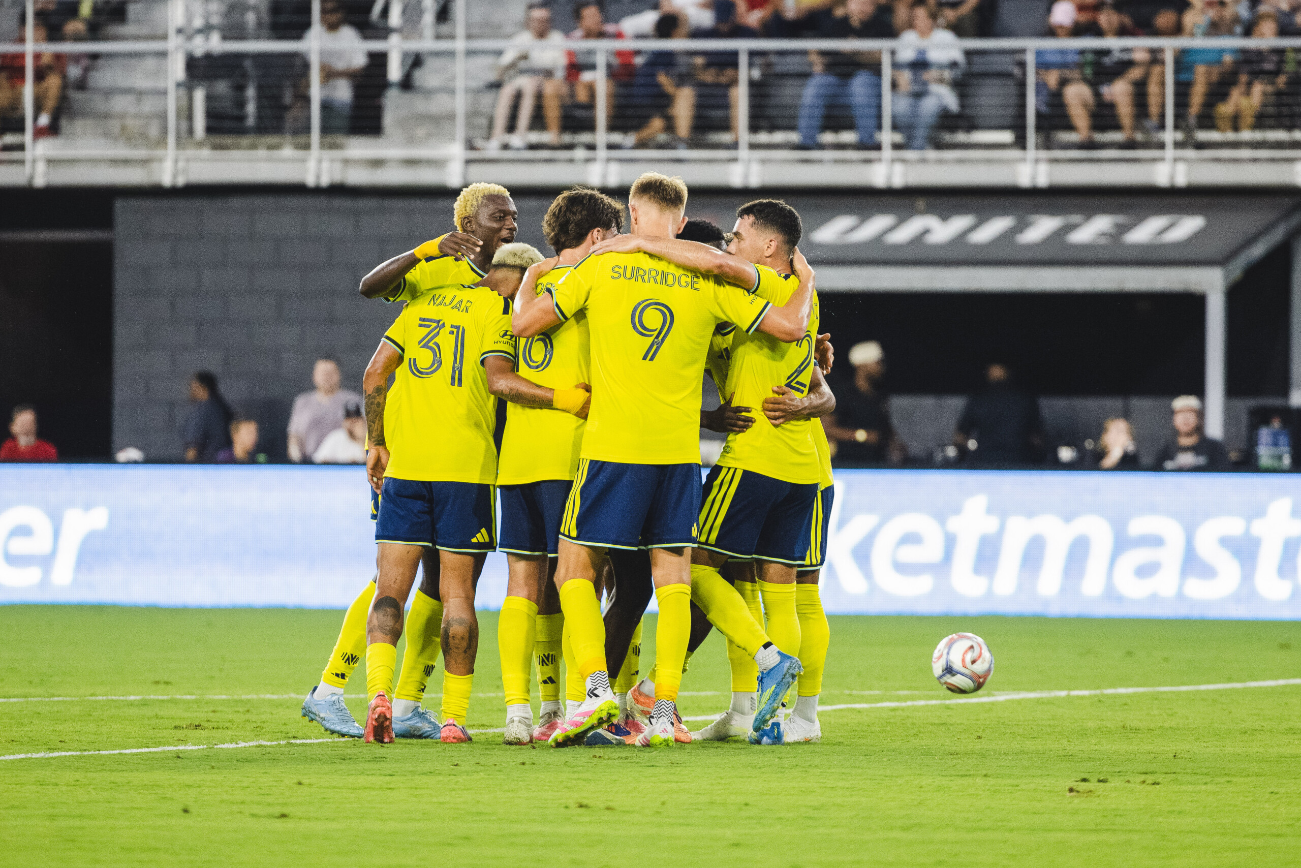 Abrazo grupal de Nashville SC