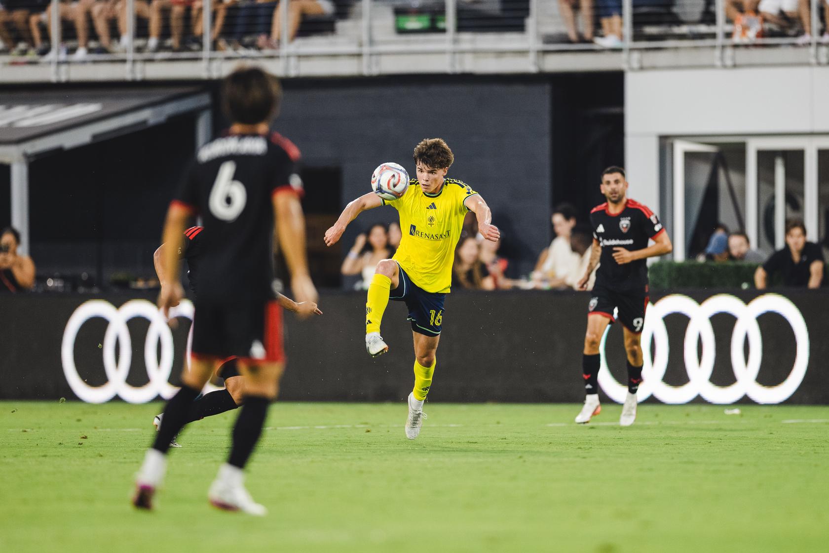 Nashville SC controla el balón