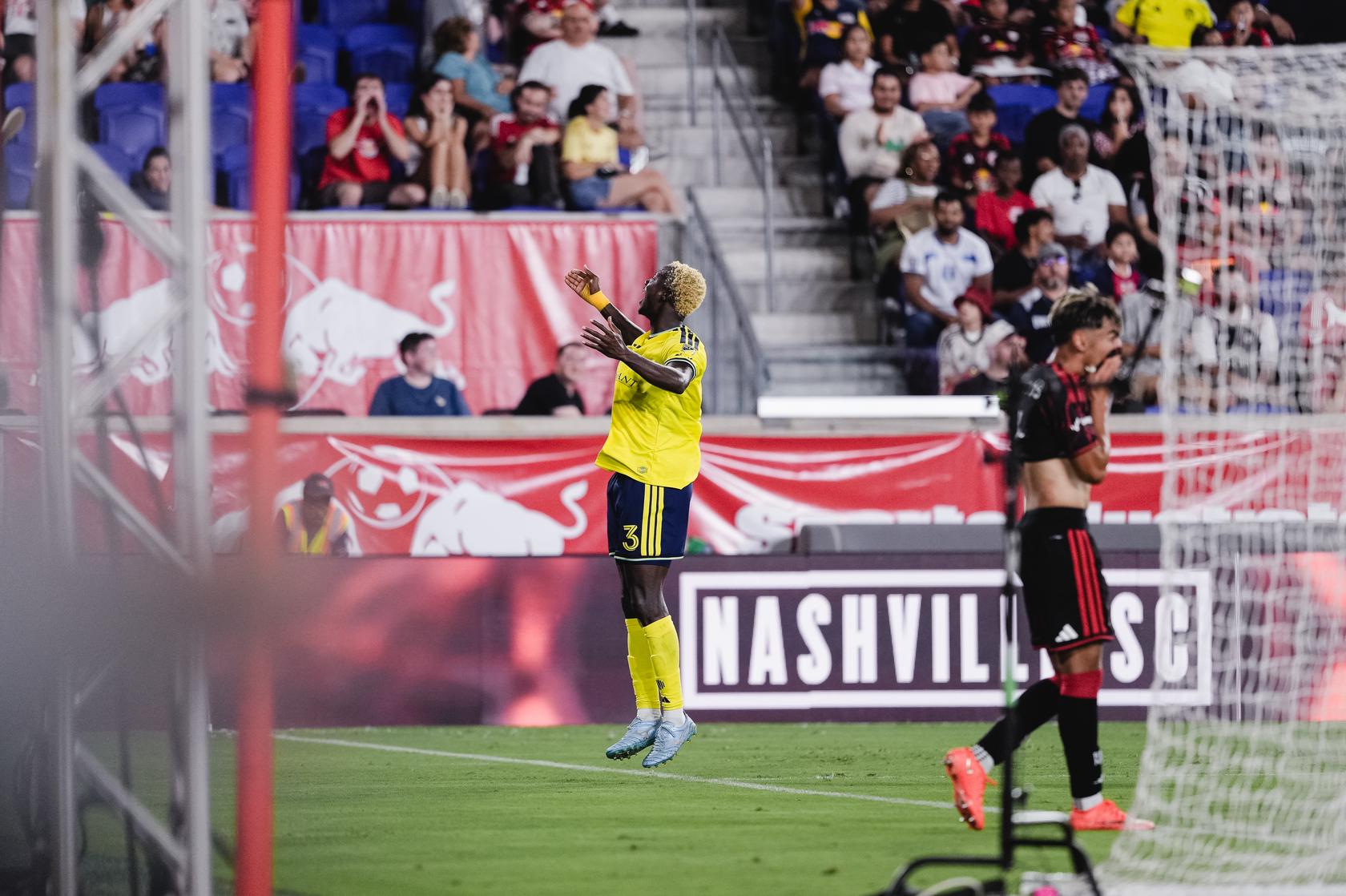 Maxwell Woledzi celebra el gol del triunfo ante New York Red Bulls