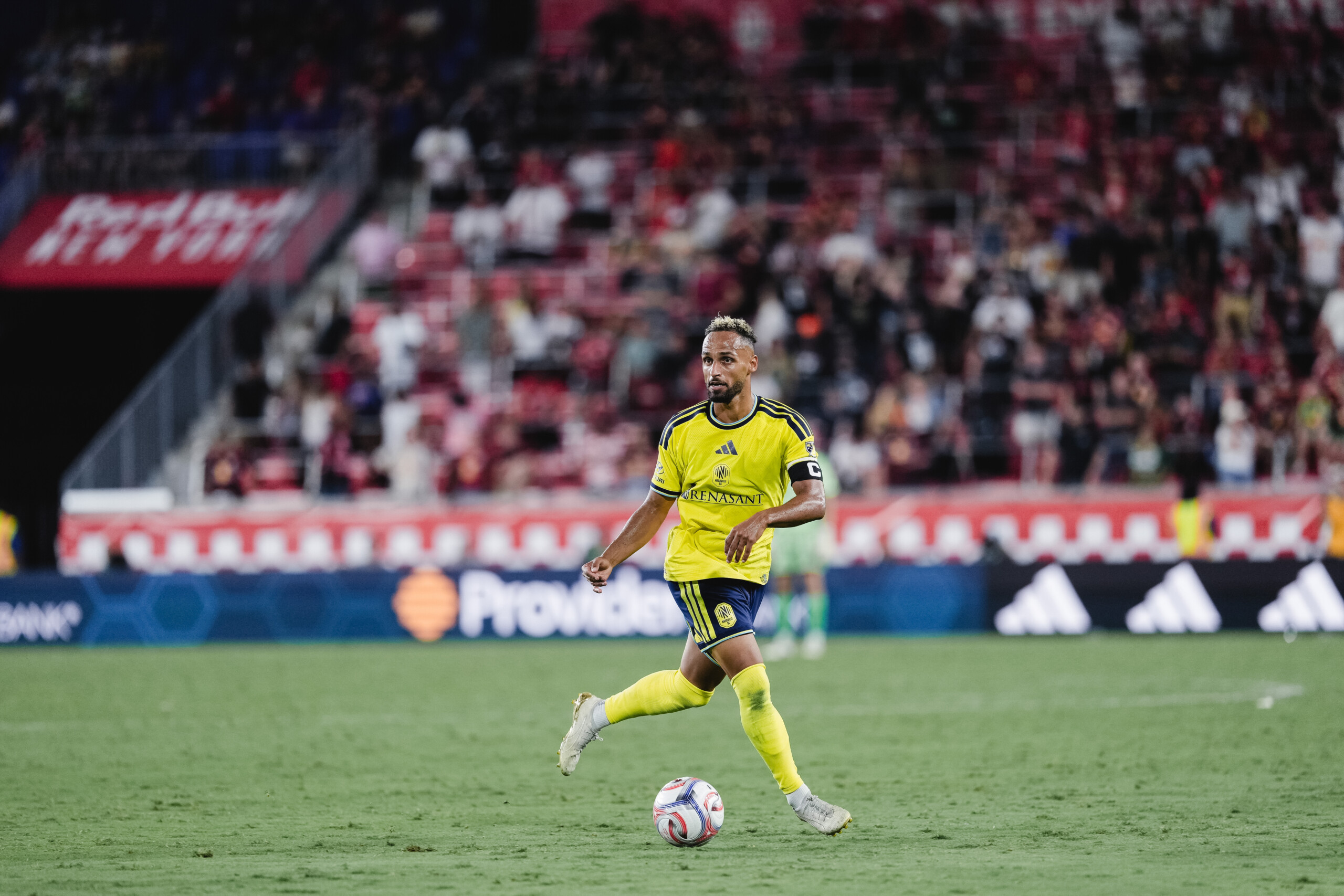 Hany Mukhtar con el brazalete de capitán ante New York Red Bulls