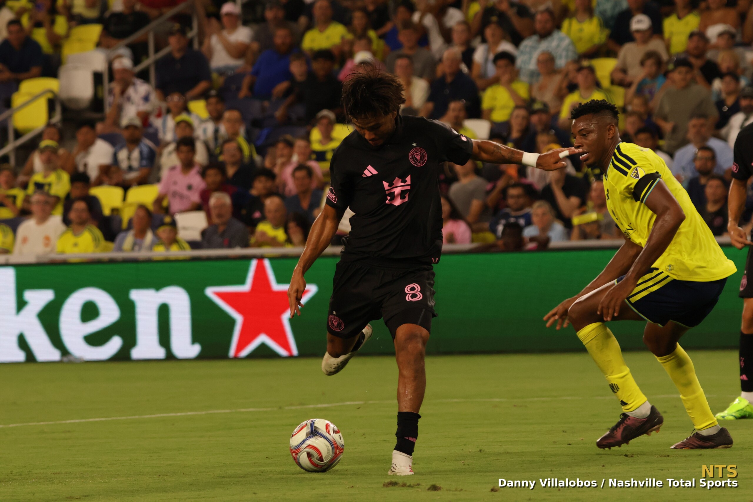 Telasco Segovia encara a un defensor de Nashville SC