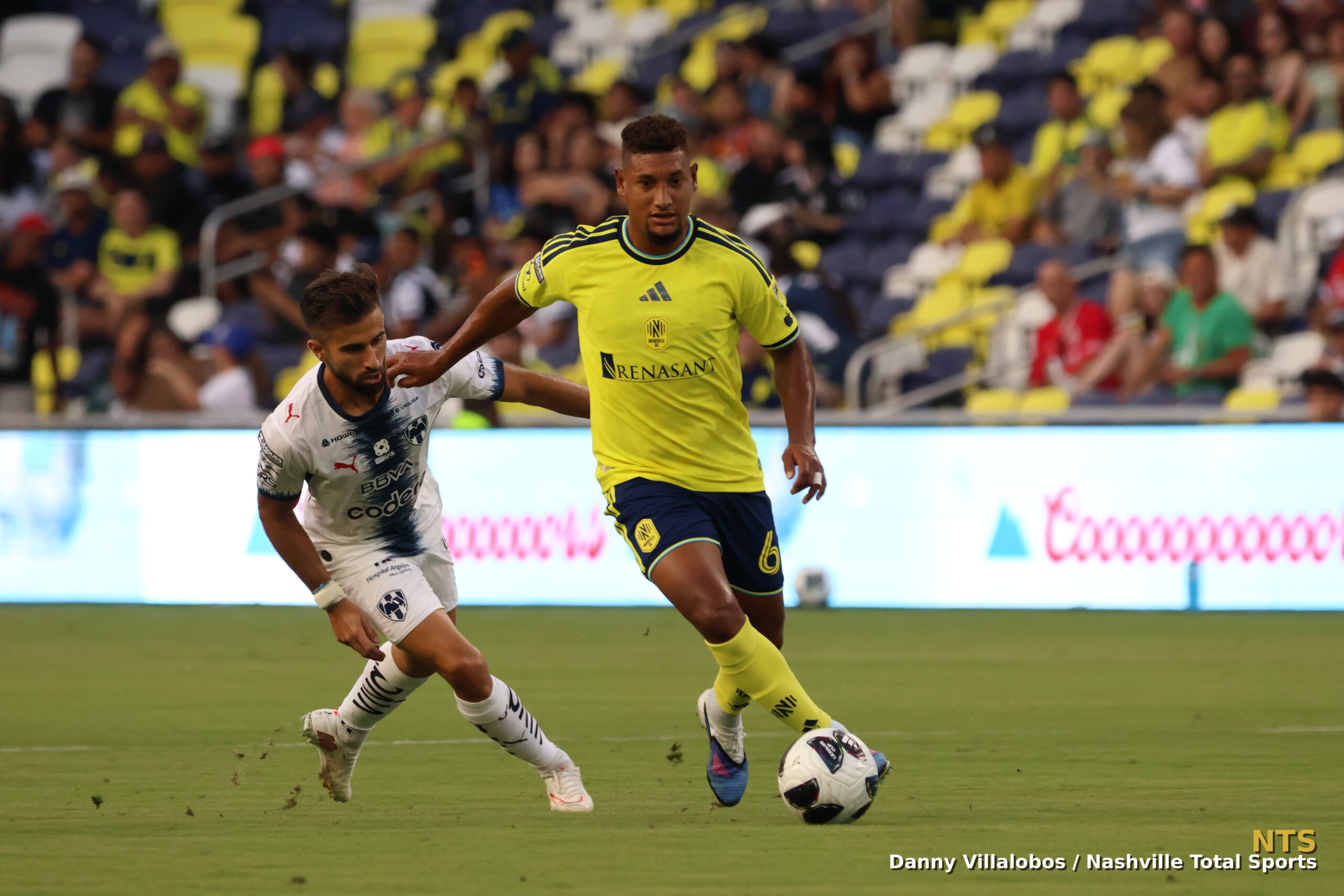 Bryan Acosta encara a un defensor de Monterrey