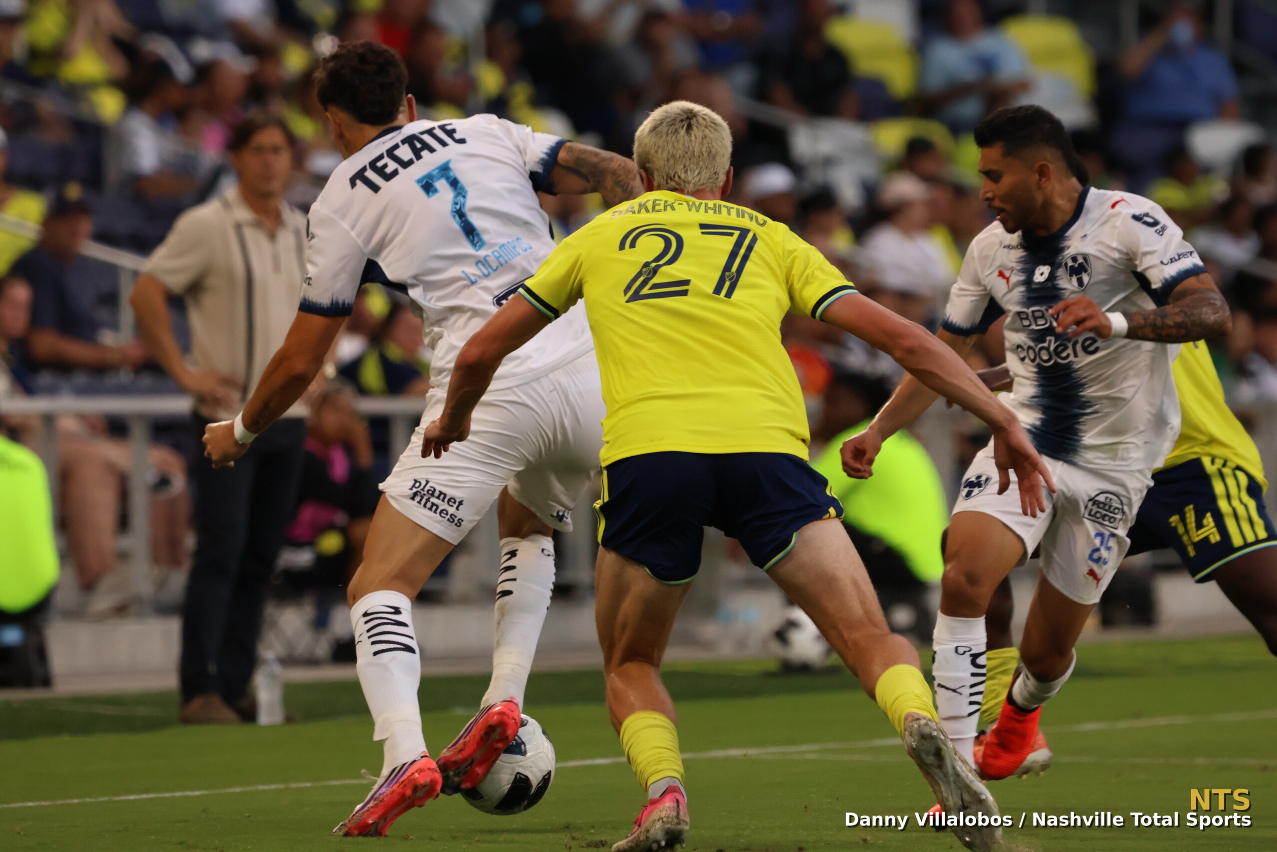 Reed Baker-Whiting, en el área de Monterrey durante la jugada del gol anulado por mano