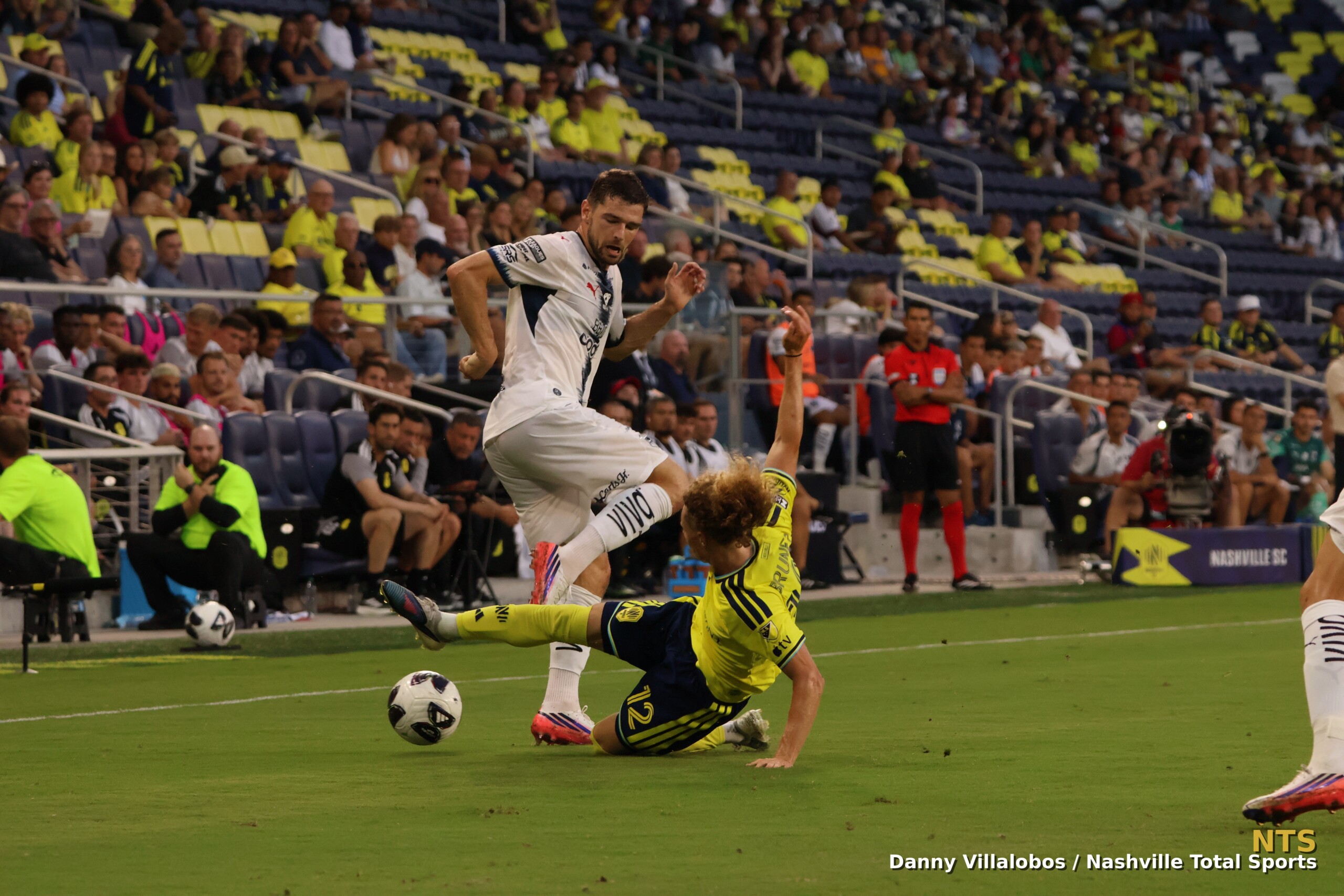 Charles-Emile Brunet disputa el balón en defensa