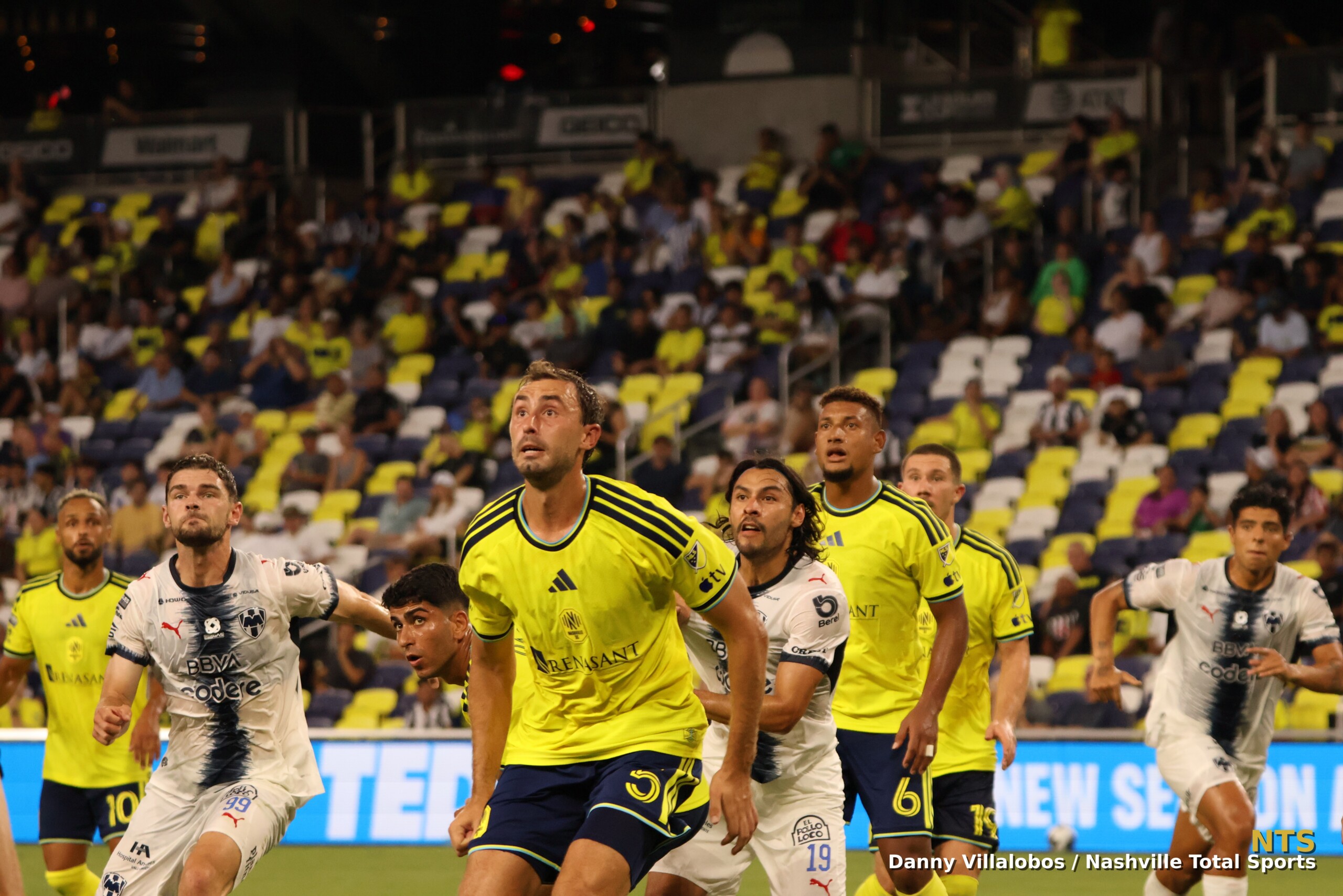 Varios jugadores atentos a un balón aéreo dentro del área