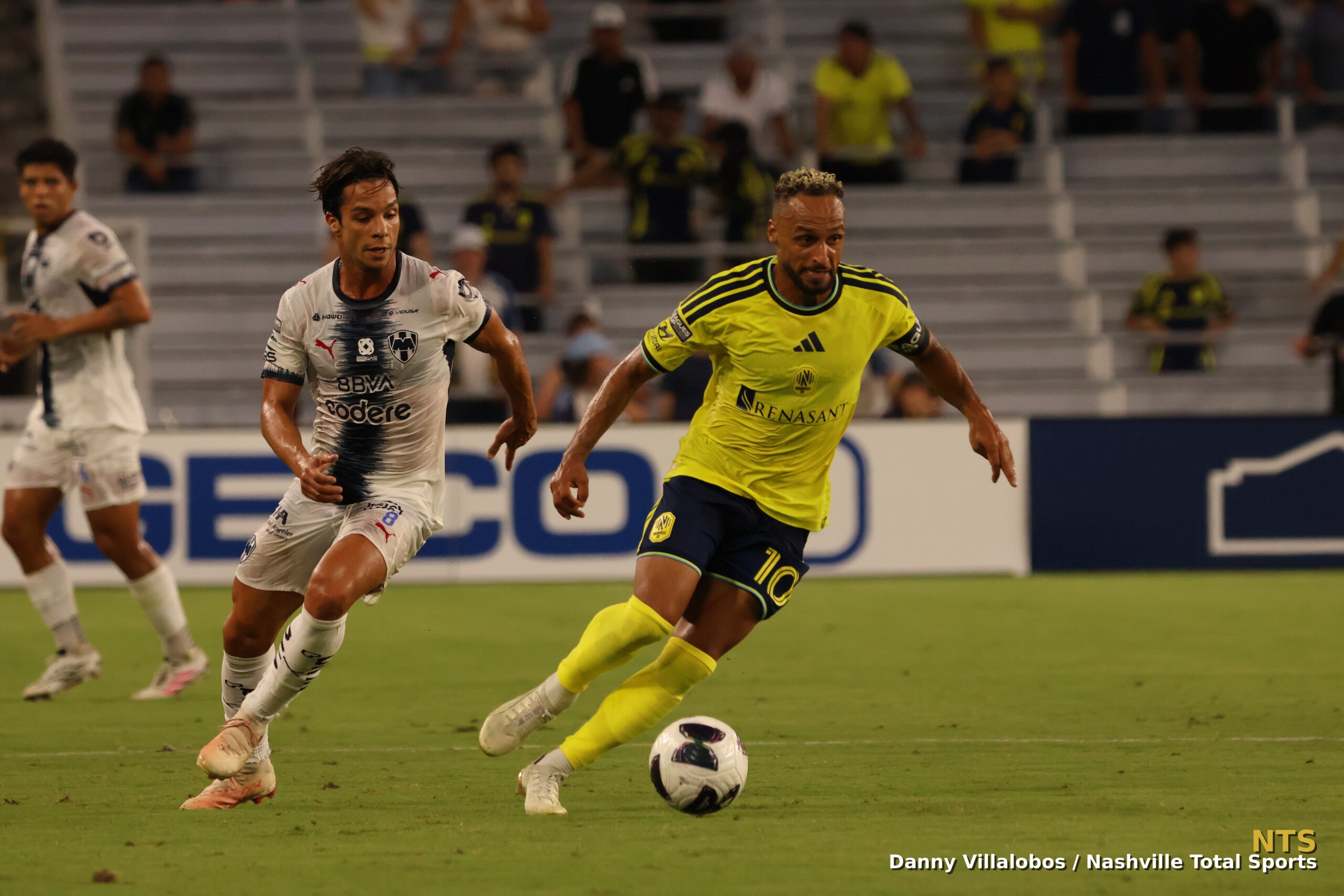 Hany Mukhtar encara a un defensor de Monterrey