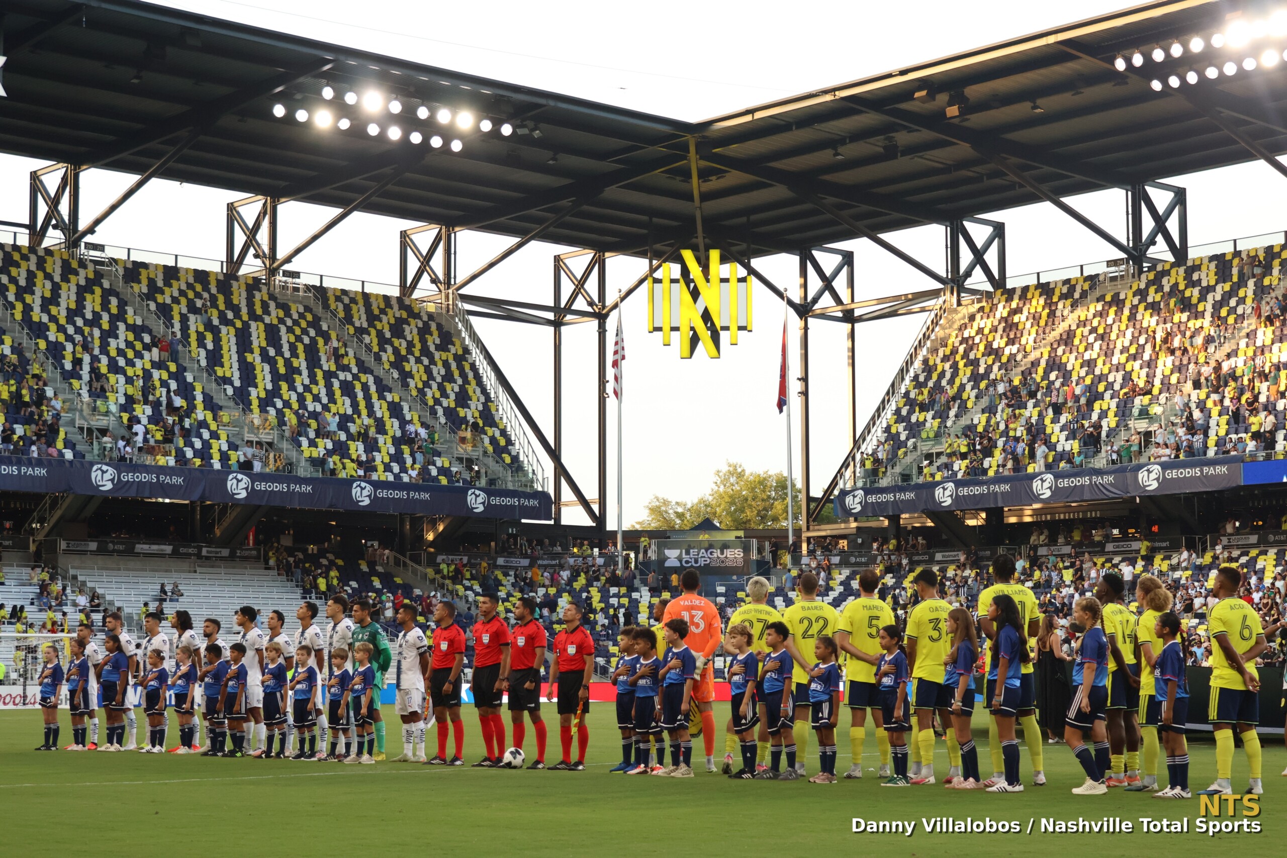 Alineaciones antes de los himnos nacionales en GEODIS Park