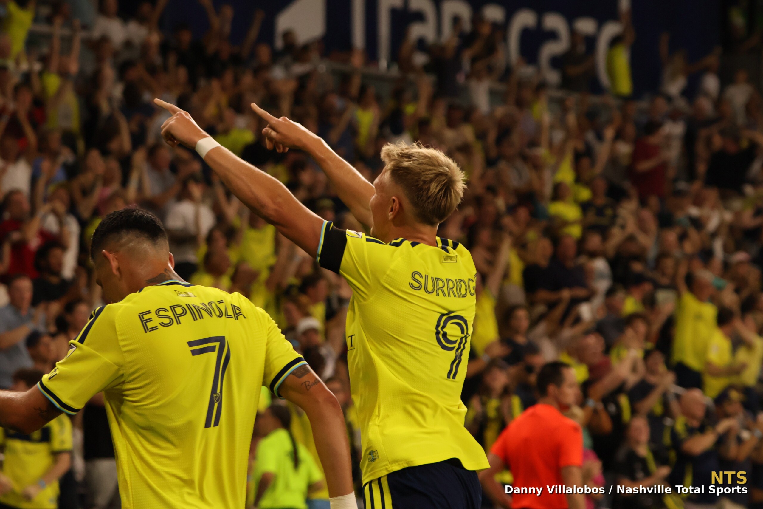 Sam Surridge y Cristian Espinoza celebran ante la afición en GEODIS Park