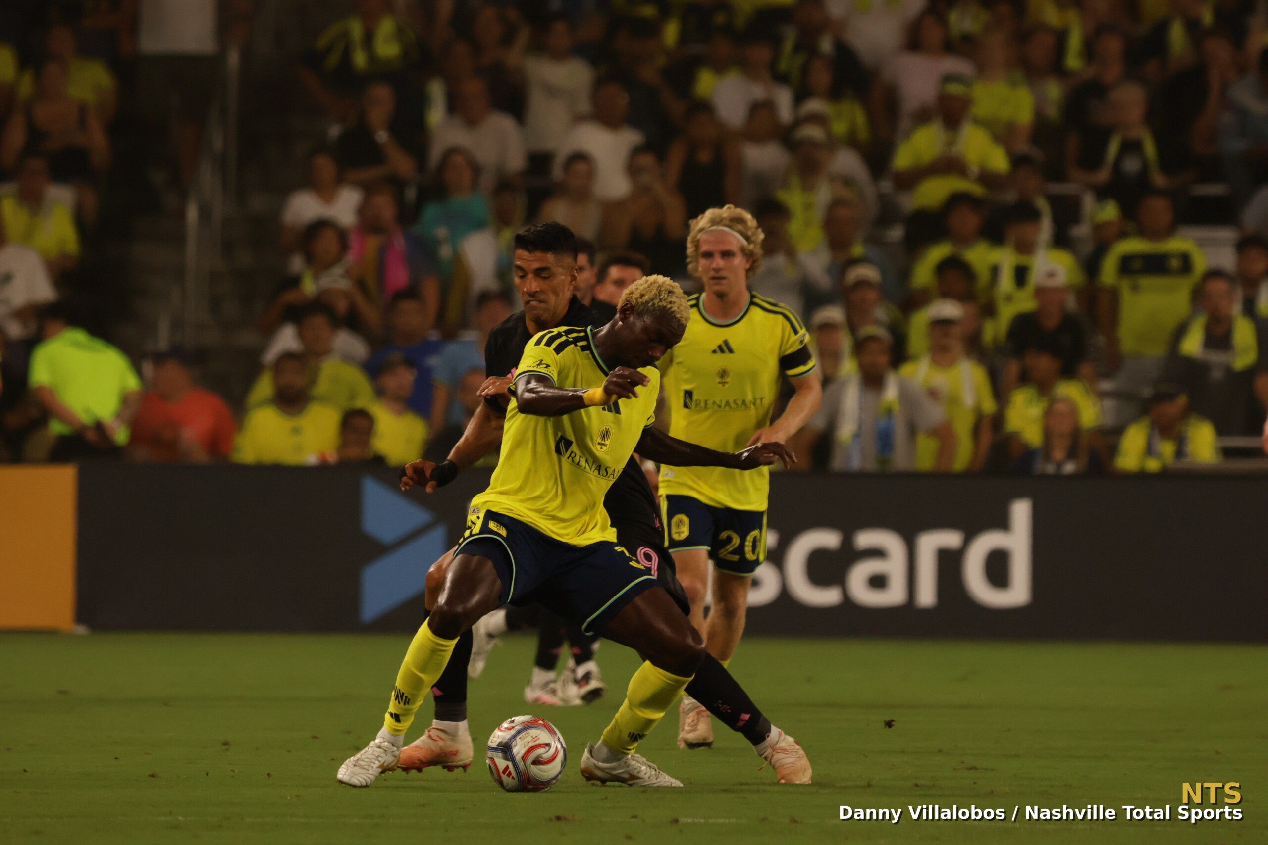 Sam Surridge protege el balón con Eddie Tagseth de apoyo