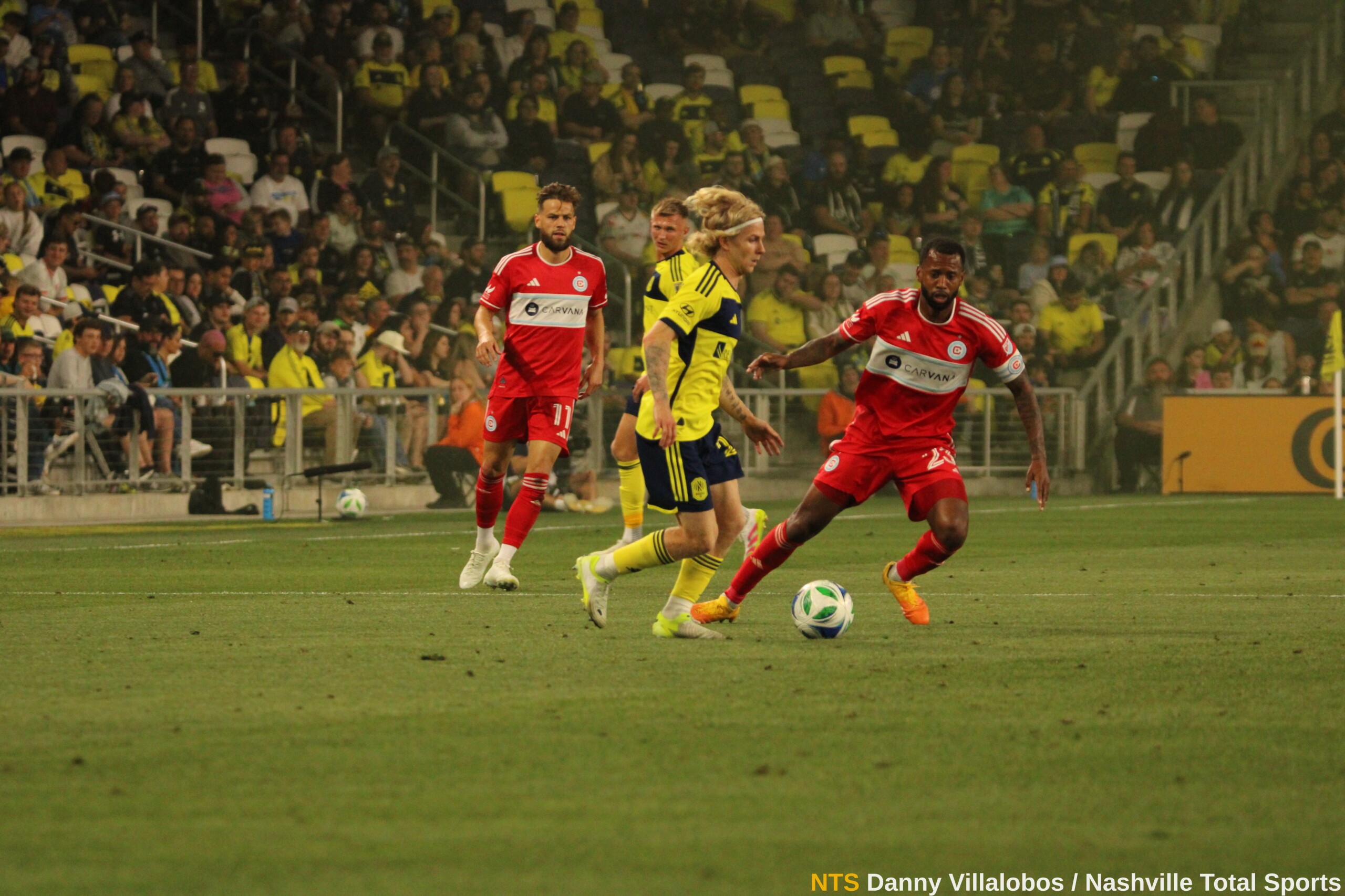 Nashville SC vs Chicago Fire: jugada de mediocampo en GEODIS Park