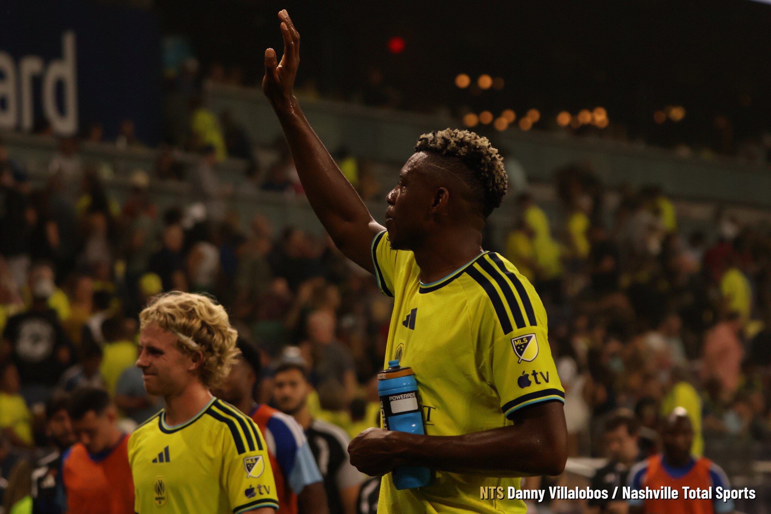 Jugador de Nashville SC agradece a la afición tras la victoria ante FC Cincinnati