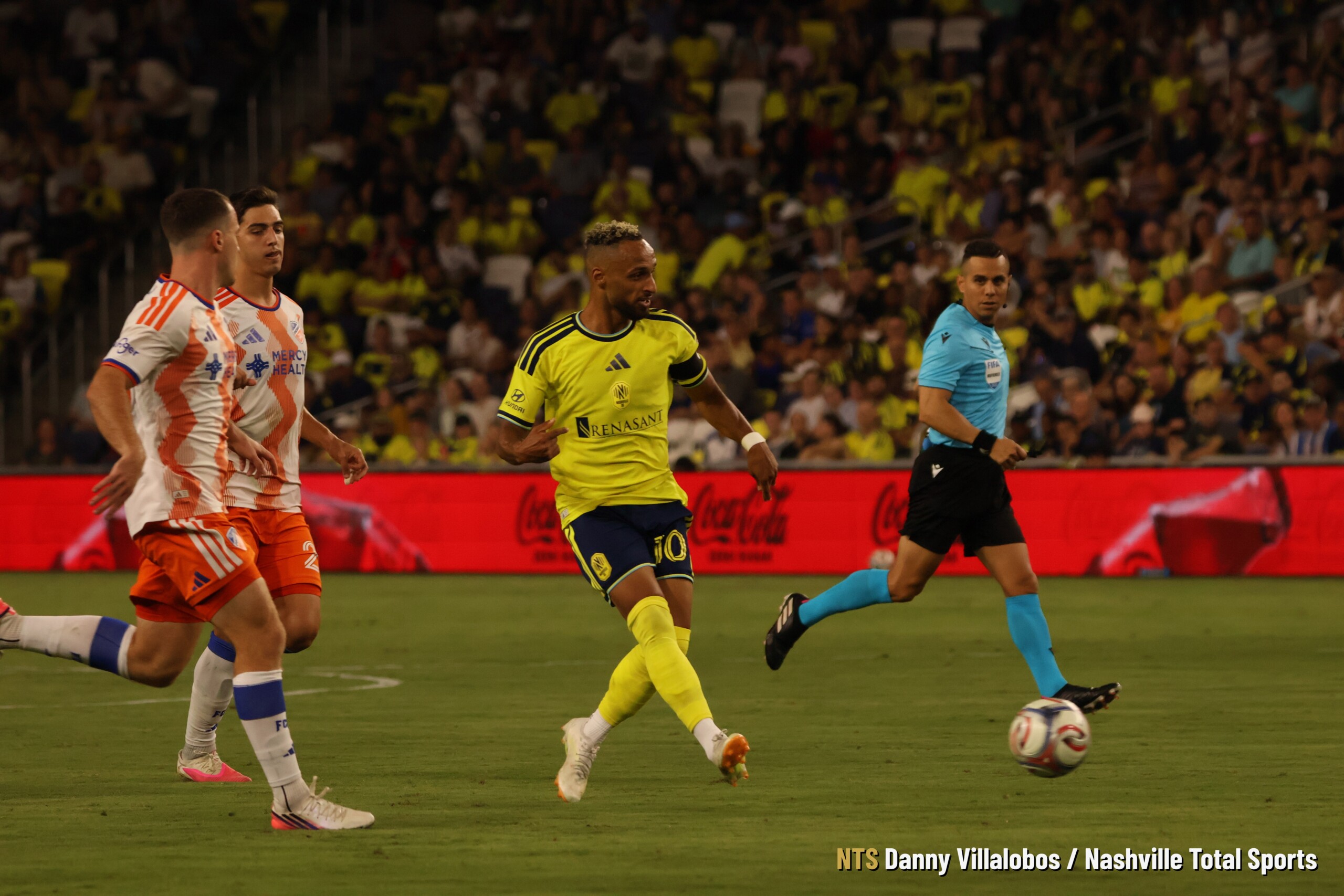 Hany Mukhtar con el balón para Nashville SC ante FC Cincinnati
