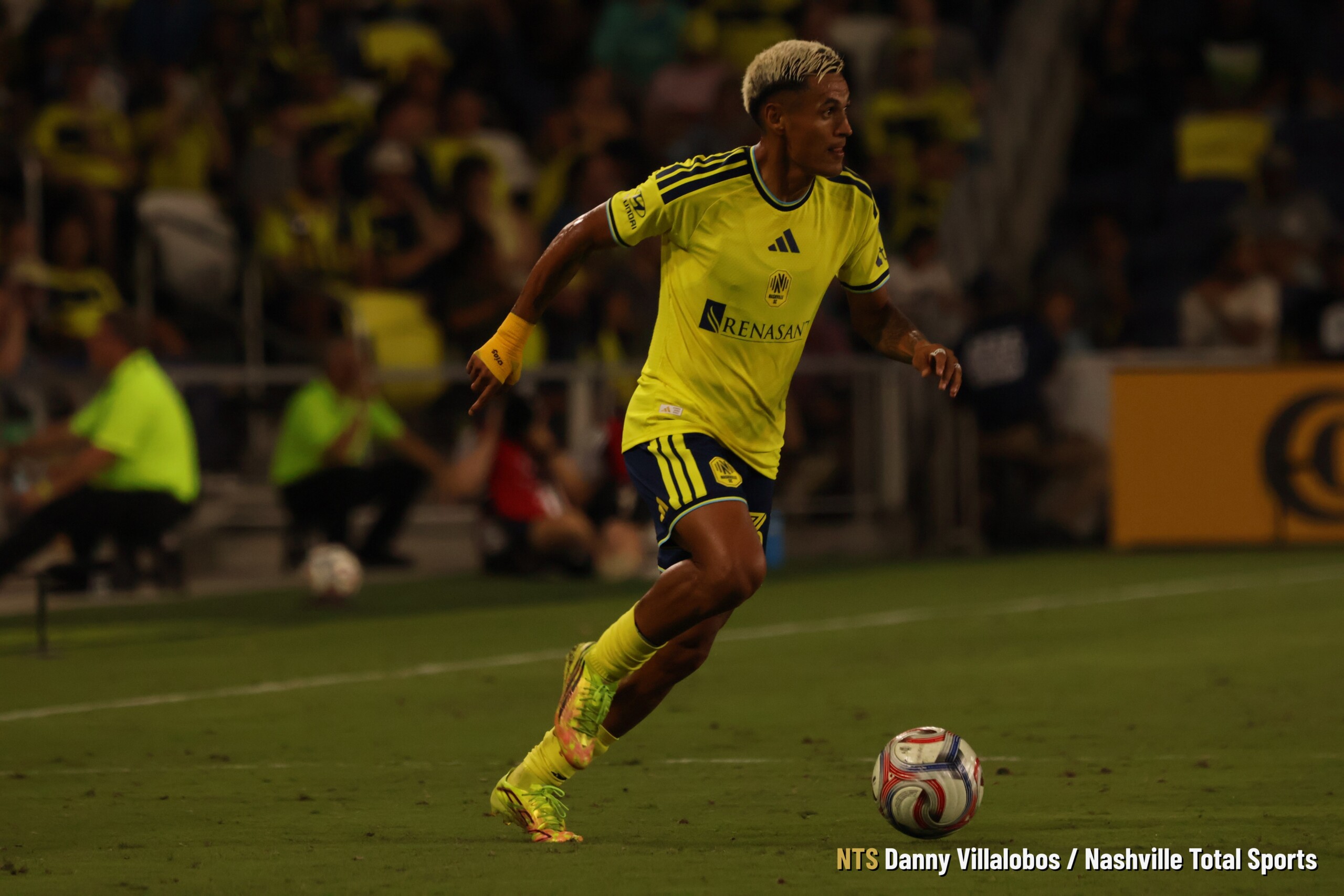 Cristian Espinoza en ataque para Nashville SC ante FC Cincinnati