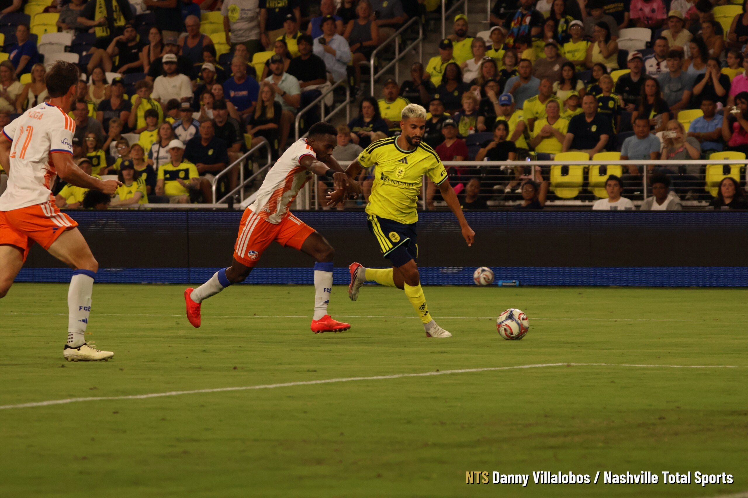 Cristian Espinoza encara a FC Cincinnati antes del gol de Sam Surridge
