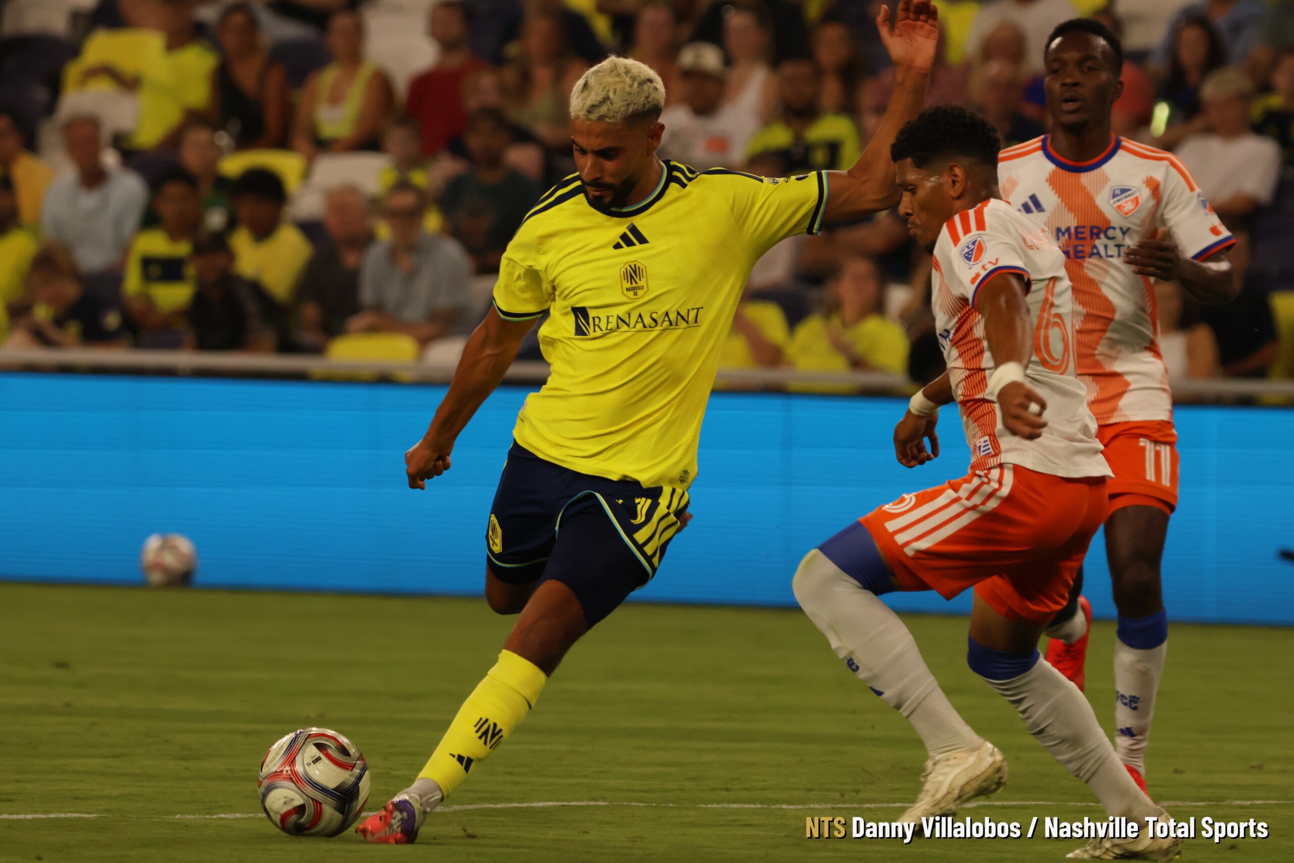 Elías Saad protege el balón ante FC Cincinnati