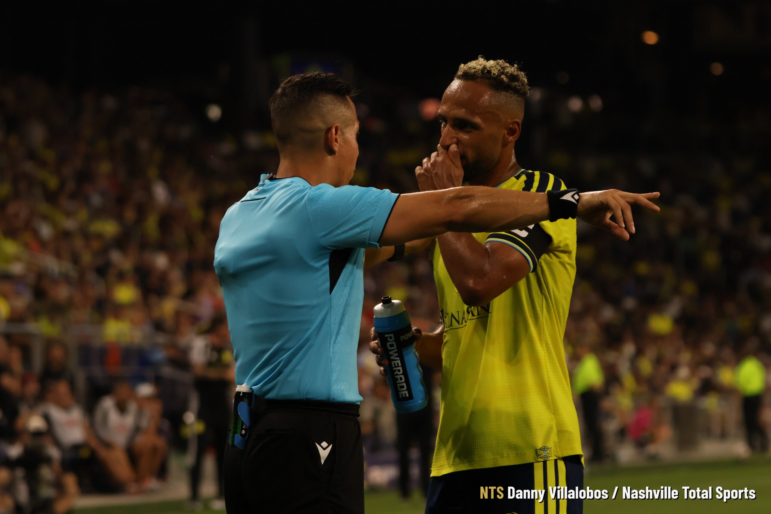 Hany Mukhtar conversa con el árbitro durante Nashville SC vs FC Cincinnati