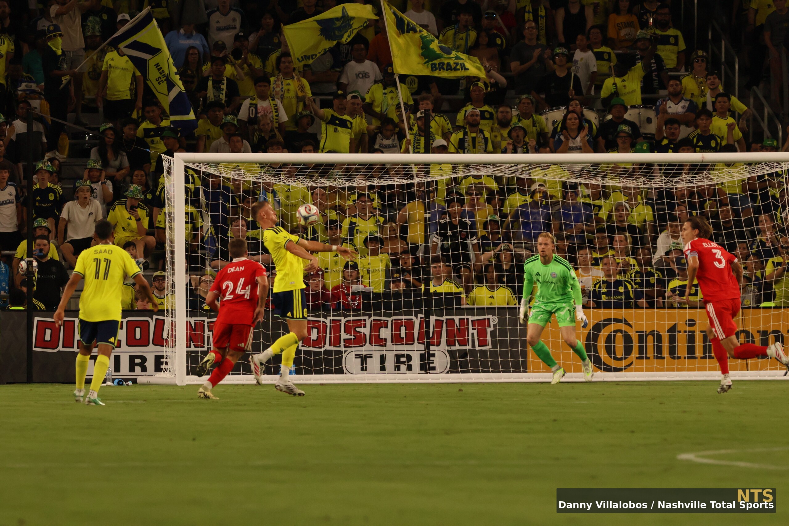 Defensa de Nashville SC despeja un centro ante Chicago Fire
