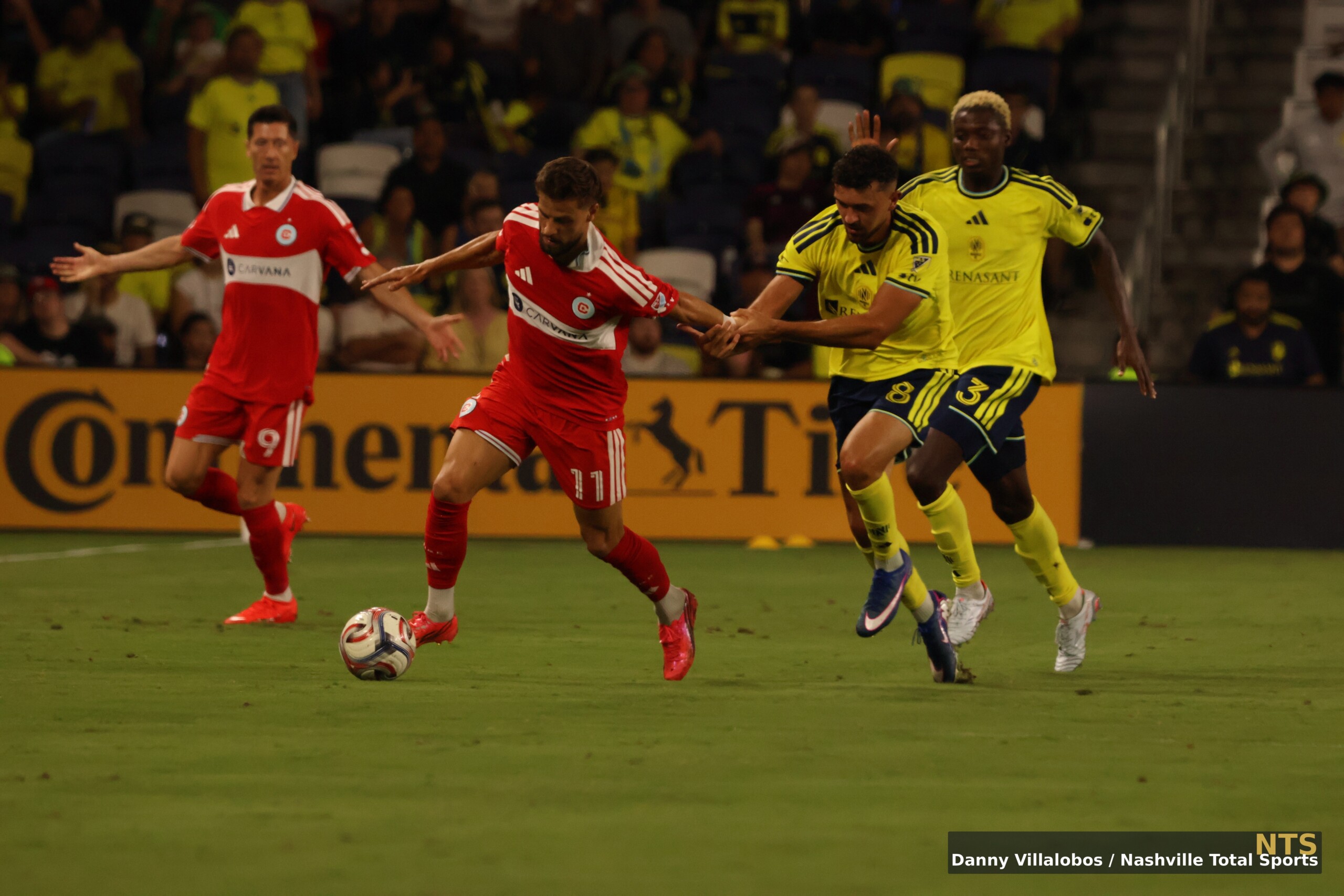 Robert Lewandowski disputa el balón ante la defensa de Nashville SC