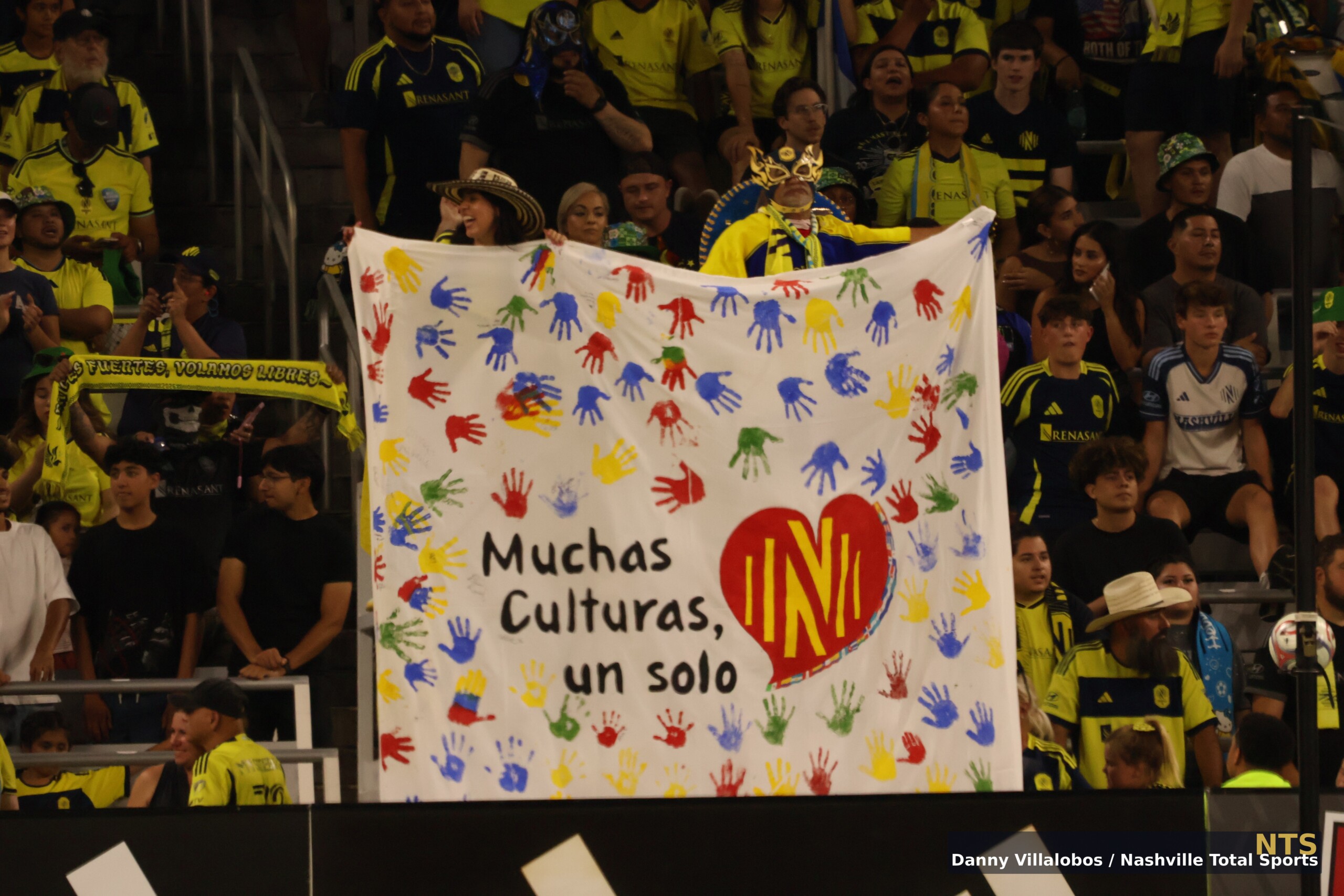 Aficionados de Nashville SC despliegan una manta de la Noche de la Herencia Hispana
