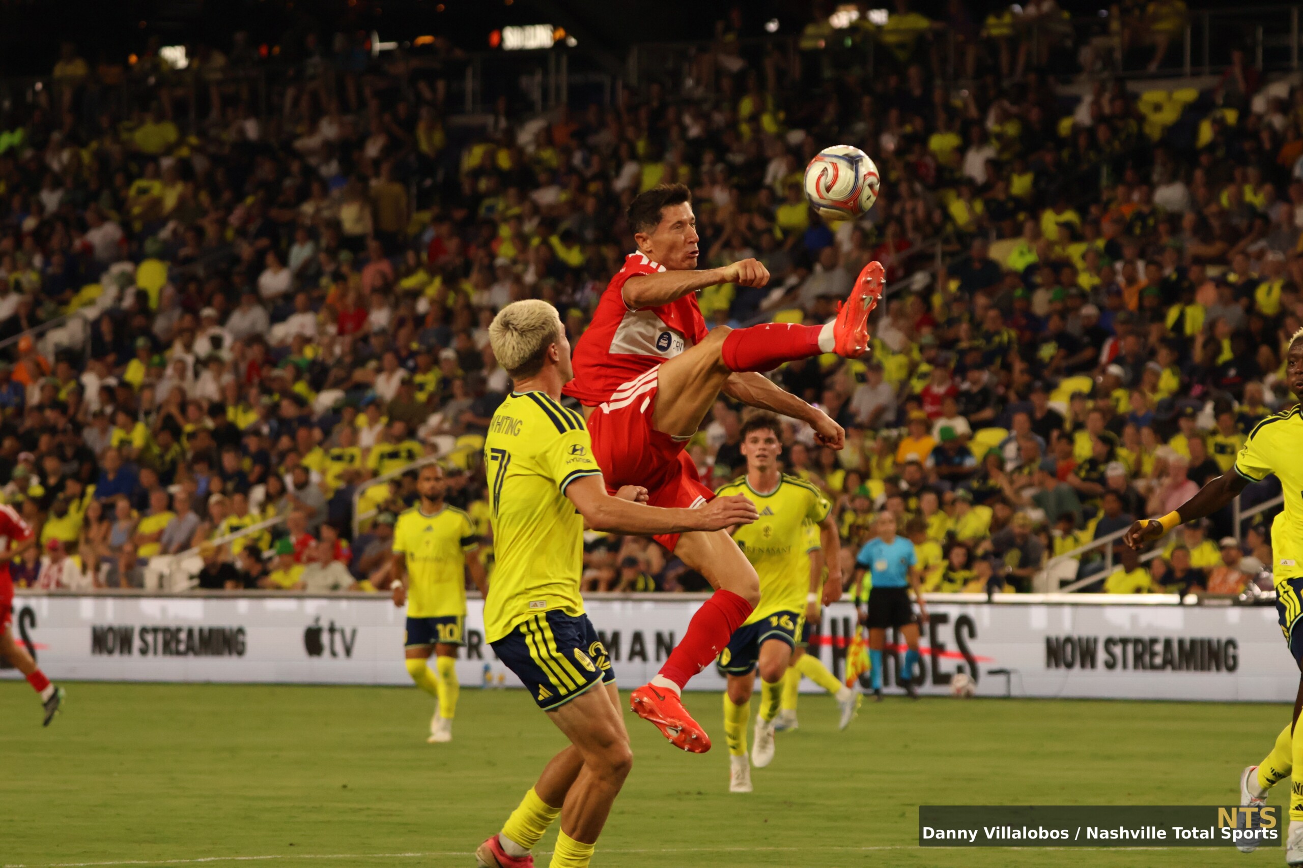 Robert Lewandowski intenta una chilena ante Nashville SC