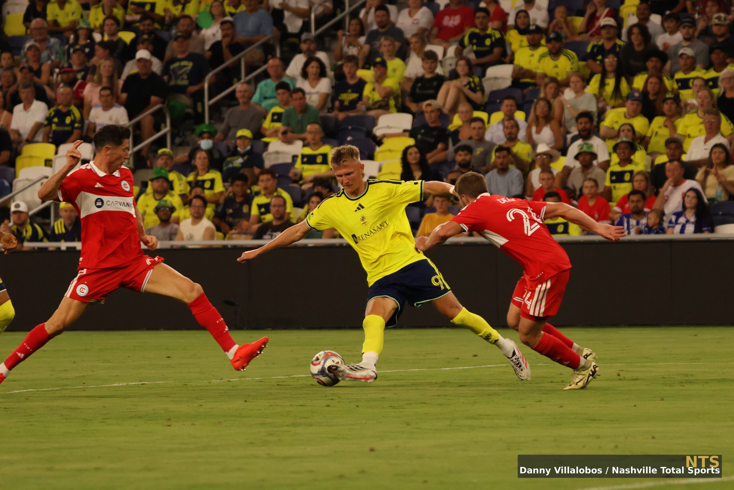 Nashville SC genera una ocasión de gol ante Chicago Fire
