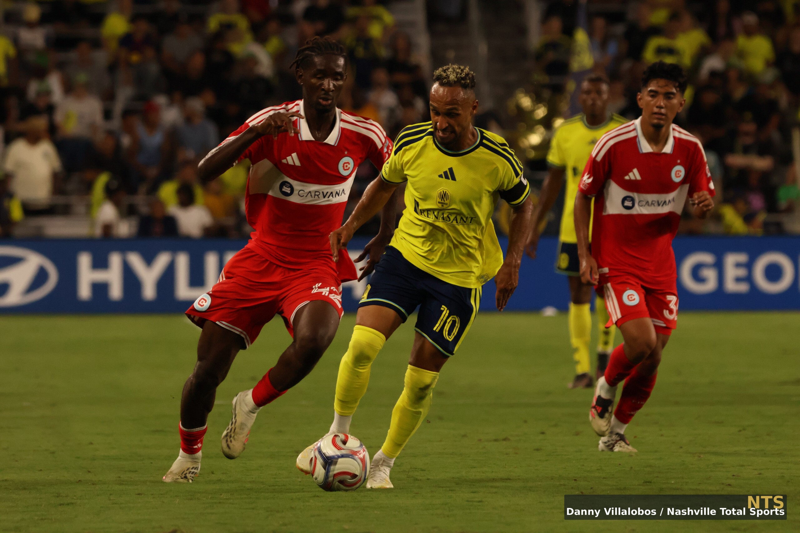 Cristian Espinoza encara a jugadores de Chicago Fire