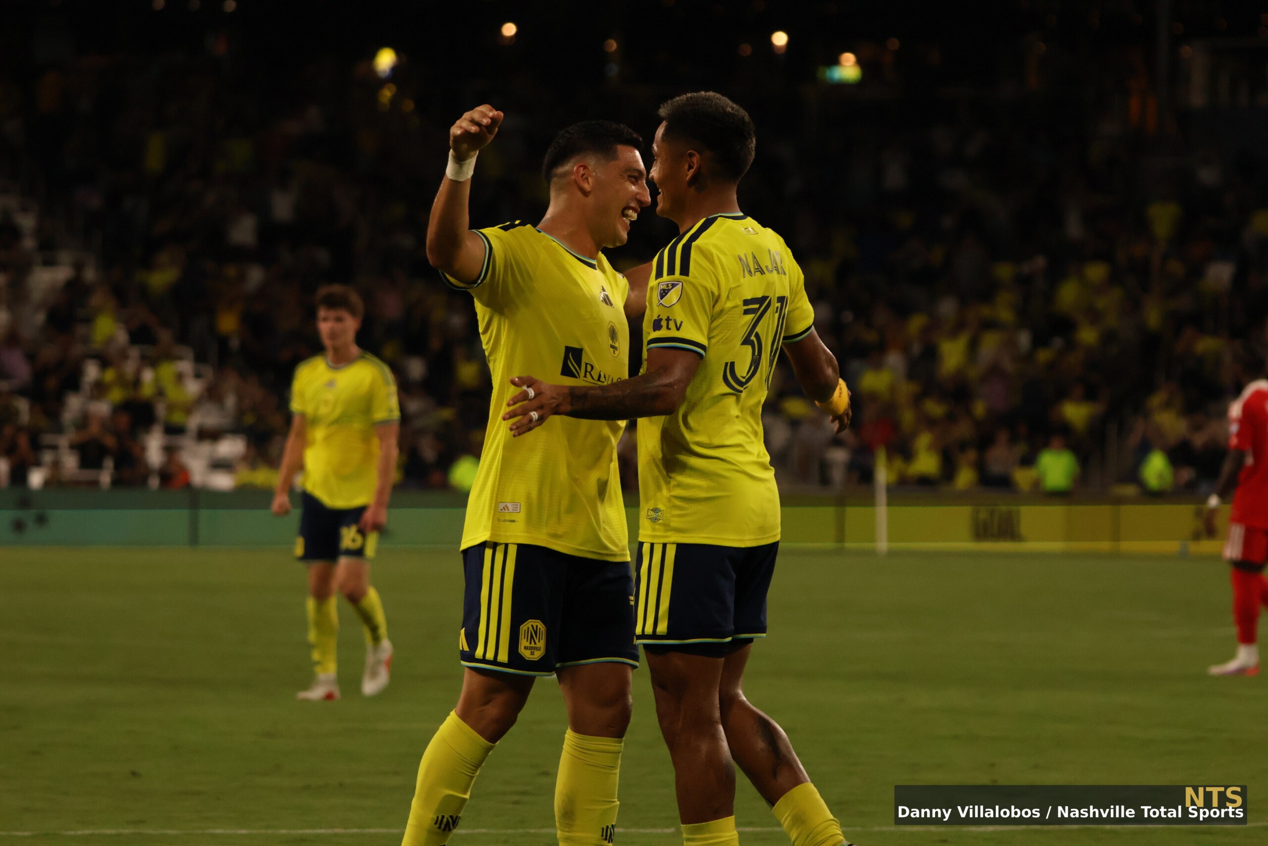 Cristian Espinoza y Andy Nájar celebran un gol de Nashville SC ante Chicago Fire