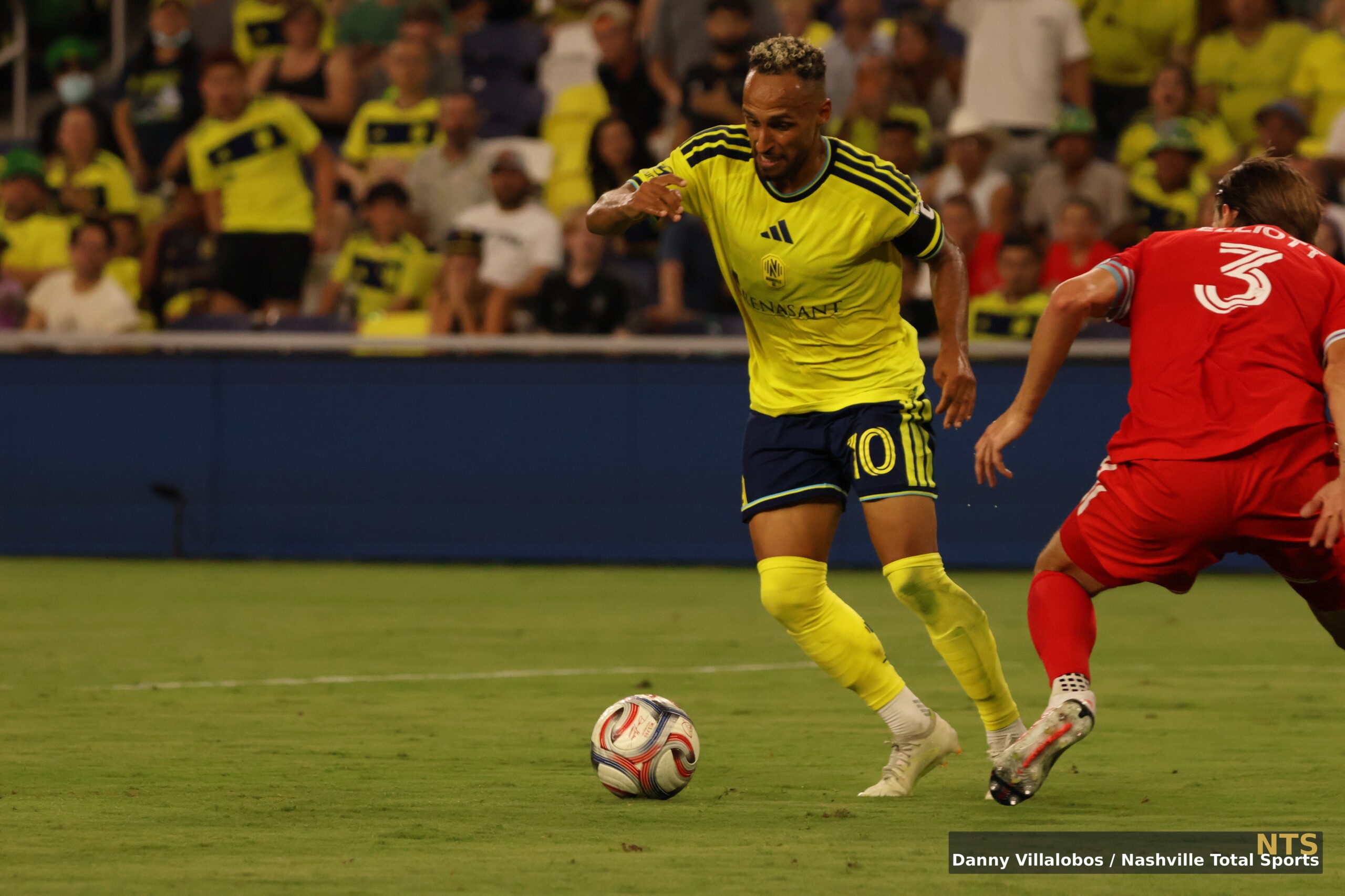 Hany Mukhtar encara a Jack Elliott en Nashville SC vs Chicago Fire