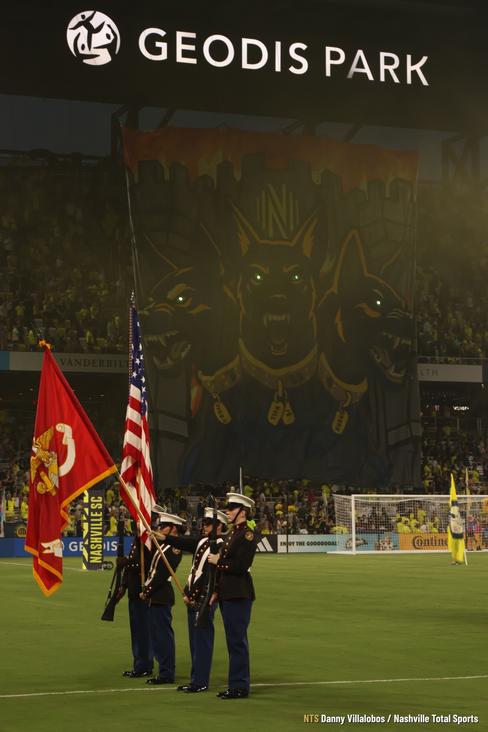 Guardia de honor y tifó de Nashville SC en GEODIS Park antes de Nashville SC vs FC Cincinnati