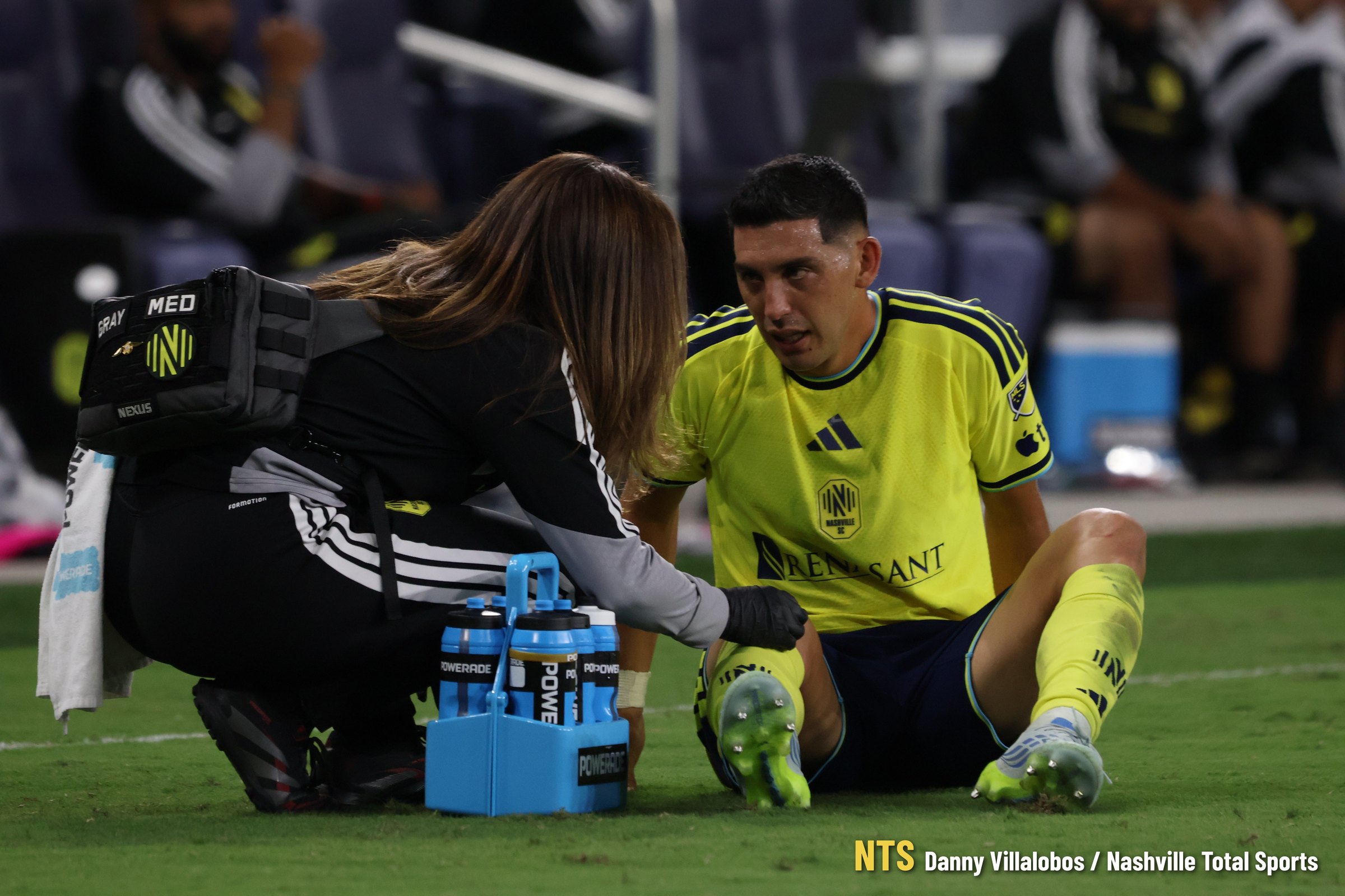 Cristian Espinoza es atendido por la preparadora física de Nashville SC · Danny Villalobos / NTS