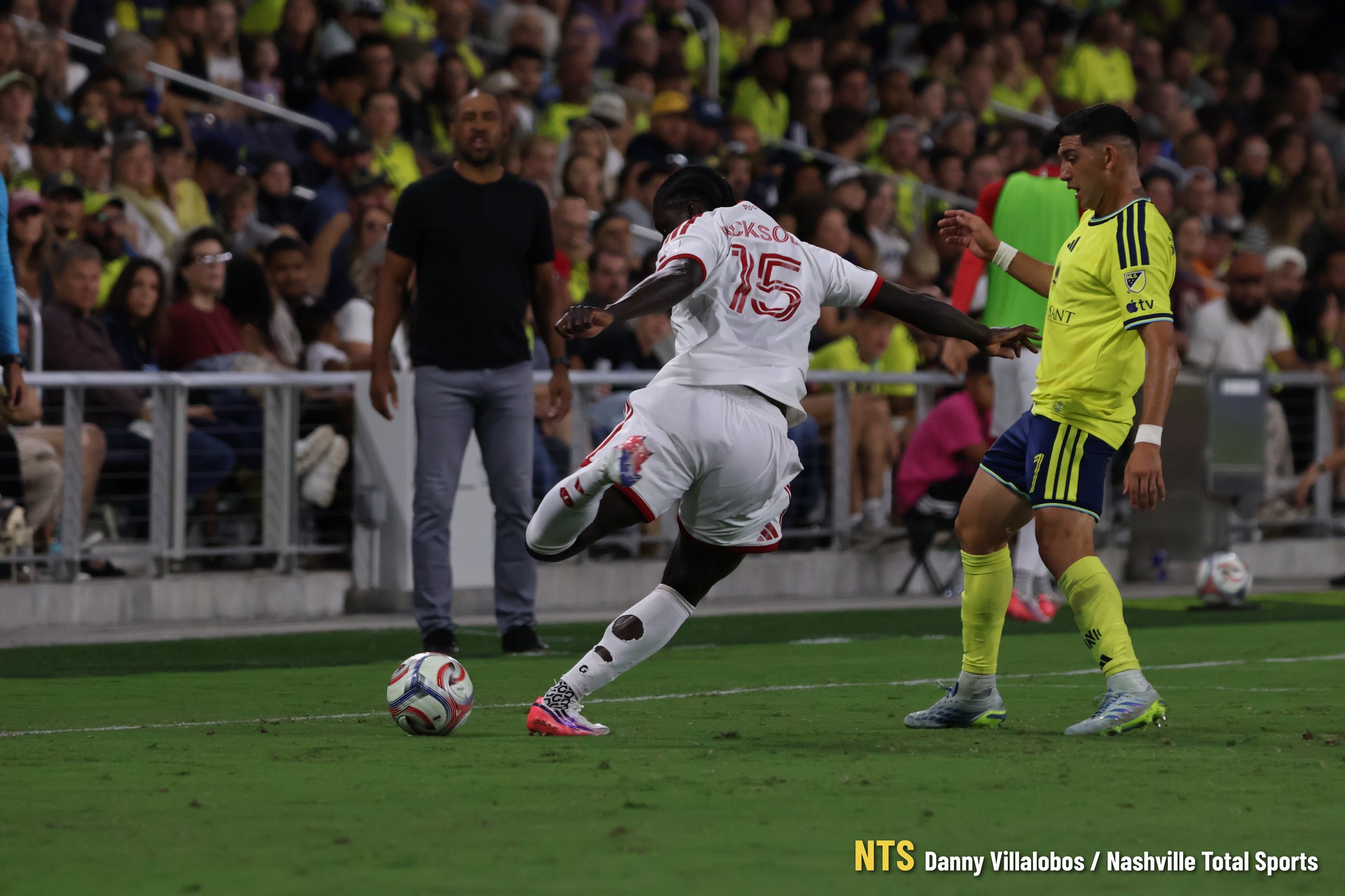 Nicksoen Gomis centra ante Cristian Espinoza · Danny Villalobos / NTS