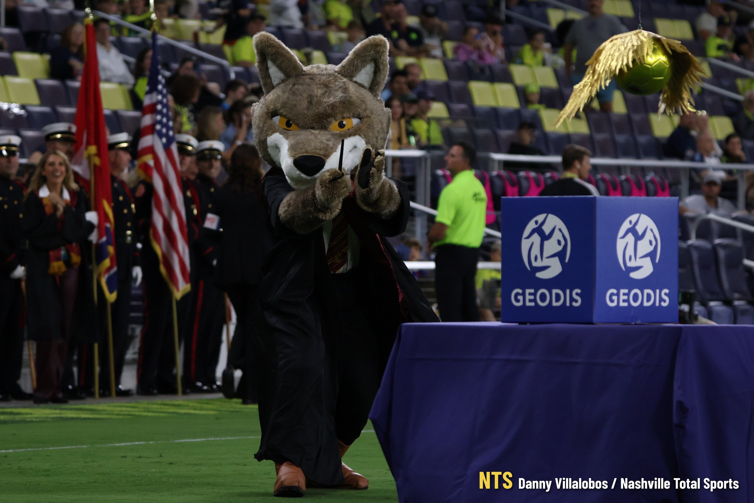 La mascota de Nashville SC, varita en mano, en la noche temática · Danny Villalobos / NTS