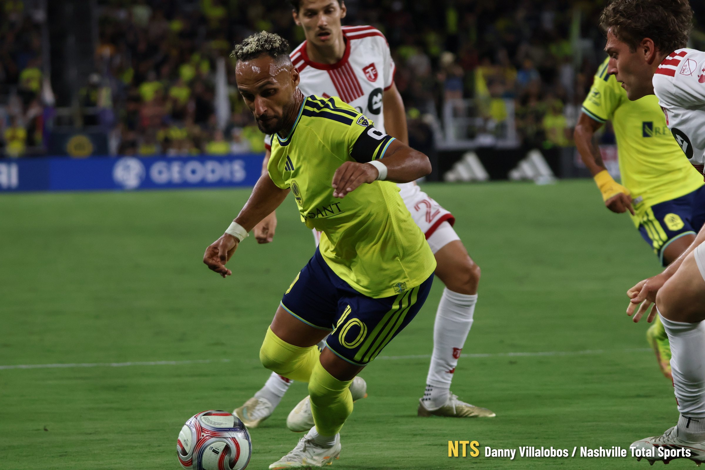 Hany Mukhtar, con el brazalete de capitán, en la noche de sus 100 goles · Danny Villalobos / NTS