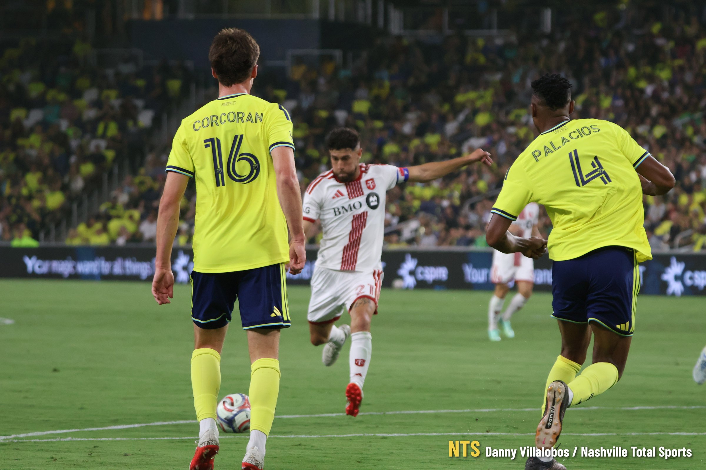 Jonathan Osorio, capitán de Toronto, remata ante Matthew Corcoran y Jeisson Palacios · Danny Villalobos / NTS