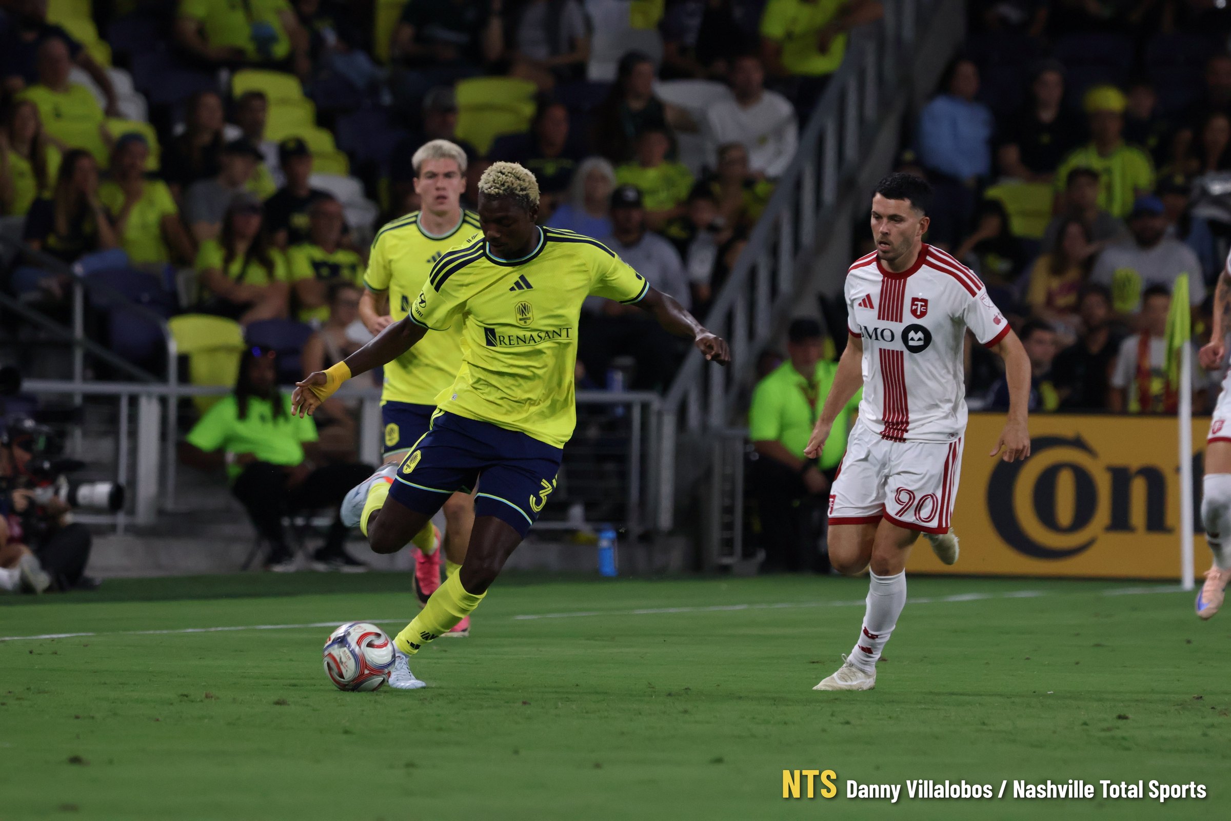 Maxwell Woledzi conduce ante Lewis Morgan · Danny Villalobos / NTS